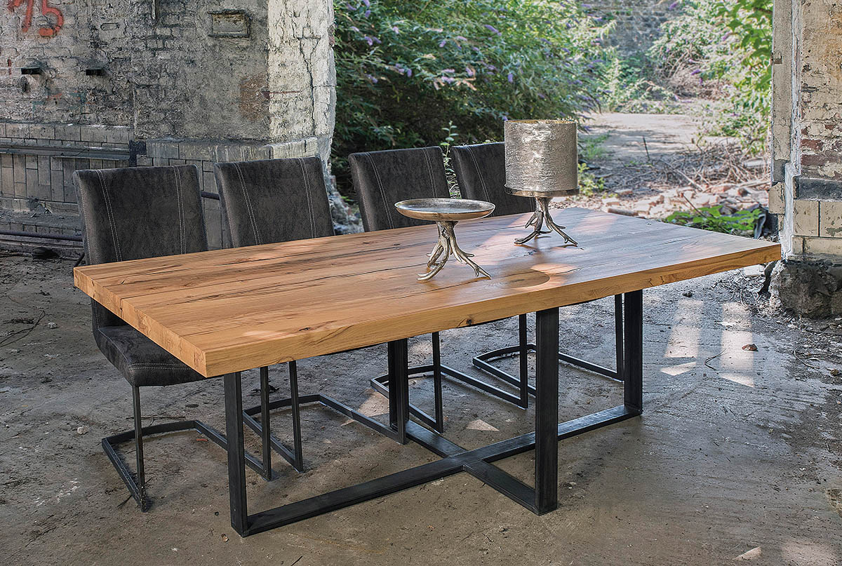 Eßtisch Turin B/T/H: 230 x 110 x 76 cm Massivholzplatte: Ureiche, 40mm aufgedoppelt auf 80 mm Untergestell: Rohstahl, verstärkt 40 mm Stuhl: Freischwinger LOLA