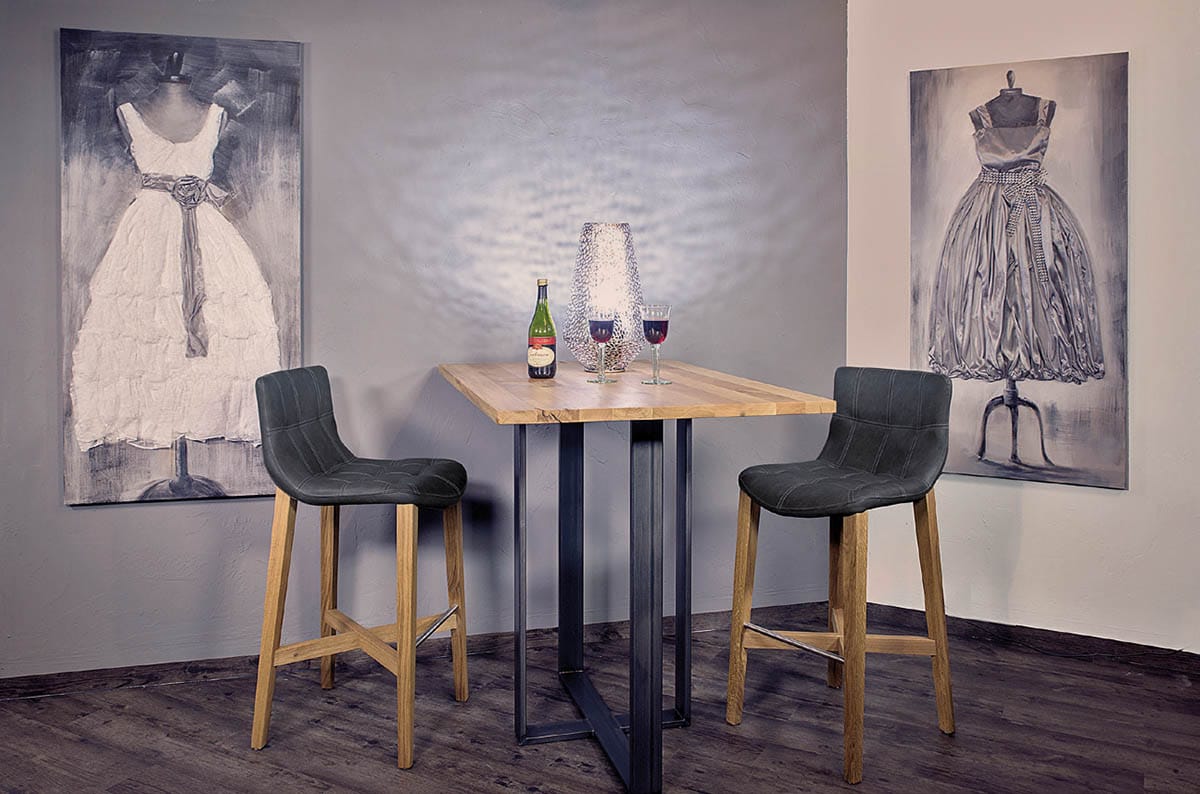 Bartisch TURIN B/T/H: 120 x 80 x 105 cm Massivholzplatte: Ureiche, 30 mm Untergestell: Rohstahl, 20 mm Stuhl: Barstuhl NEBA hoch