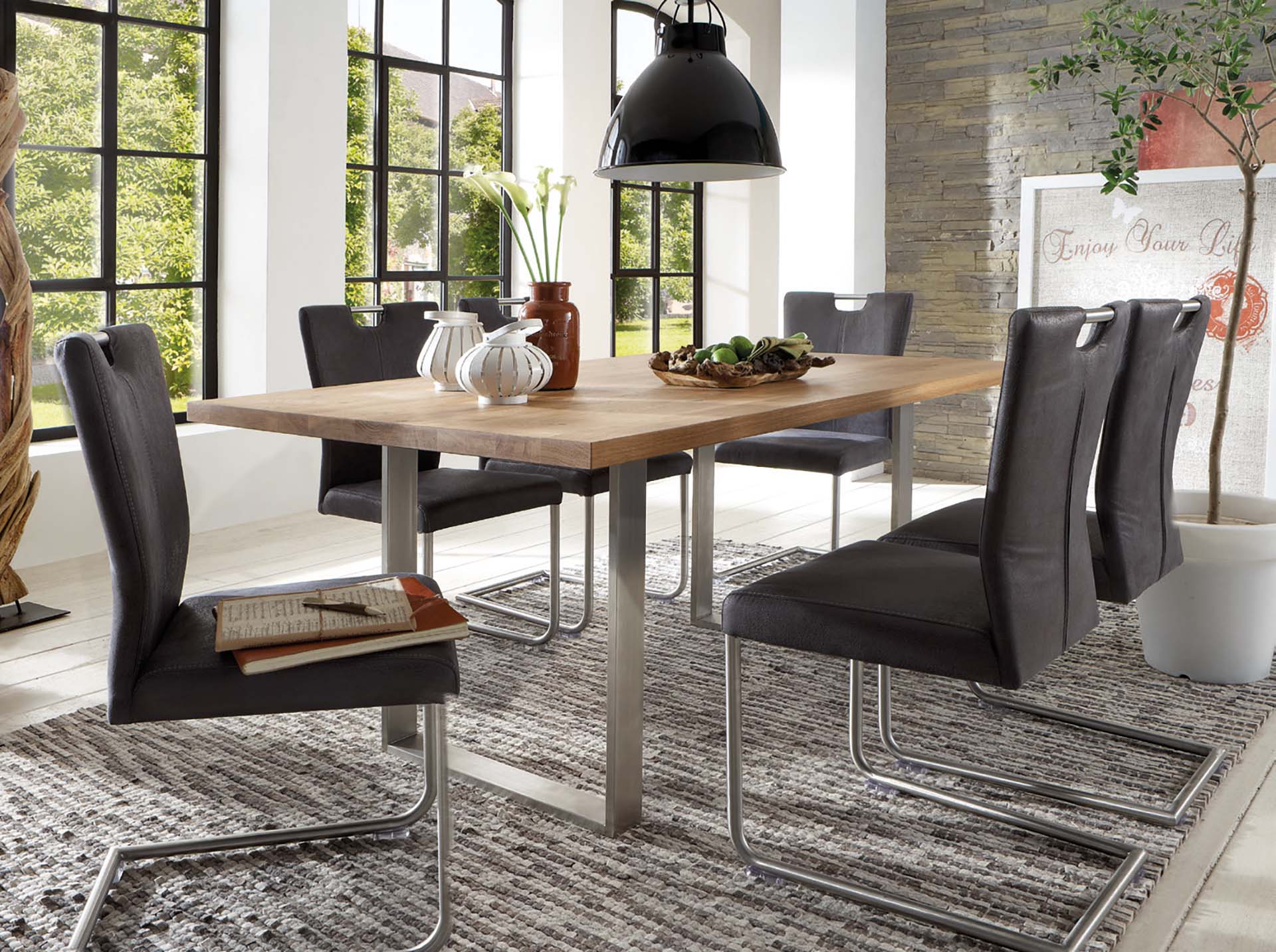 Esstisch ROM, Ureiche, massiv, weiß geölt, Plattenstärke 40 mm U-Profil Edelstahl, 200 x 100 cm, Höhe 76 cm Freischwinger METZ mit Griff