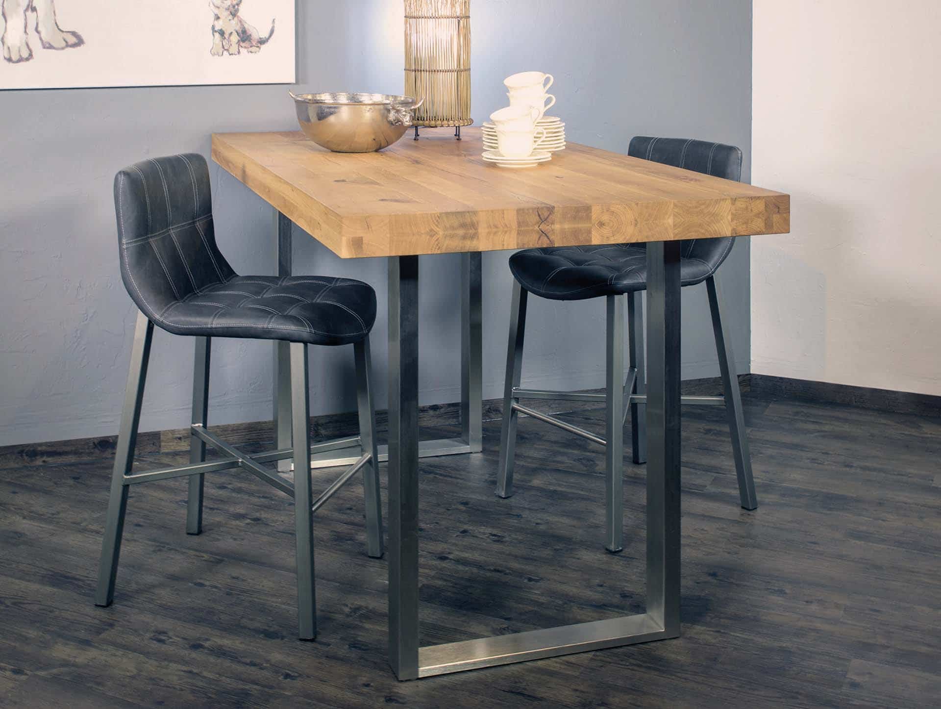 Bartisch ROM, Ureiche, massiv, natur, geölt, Plattenstärke 40 mm aufgedoppelt auf 80 mm, U-Profil Edelstahl, verstärkte Kufe, 160 x 90 cm, Höhe 96 cm Bar-Stuhl NEBA II, medium, Füße Roheisen „gun metal“ mit gewollten Gebrauchsspuren