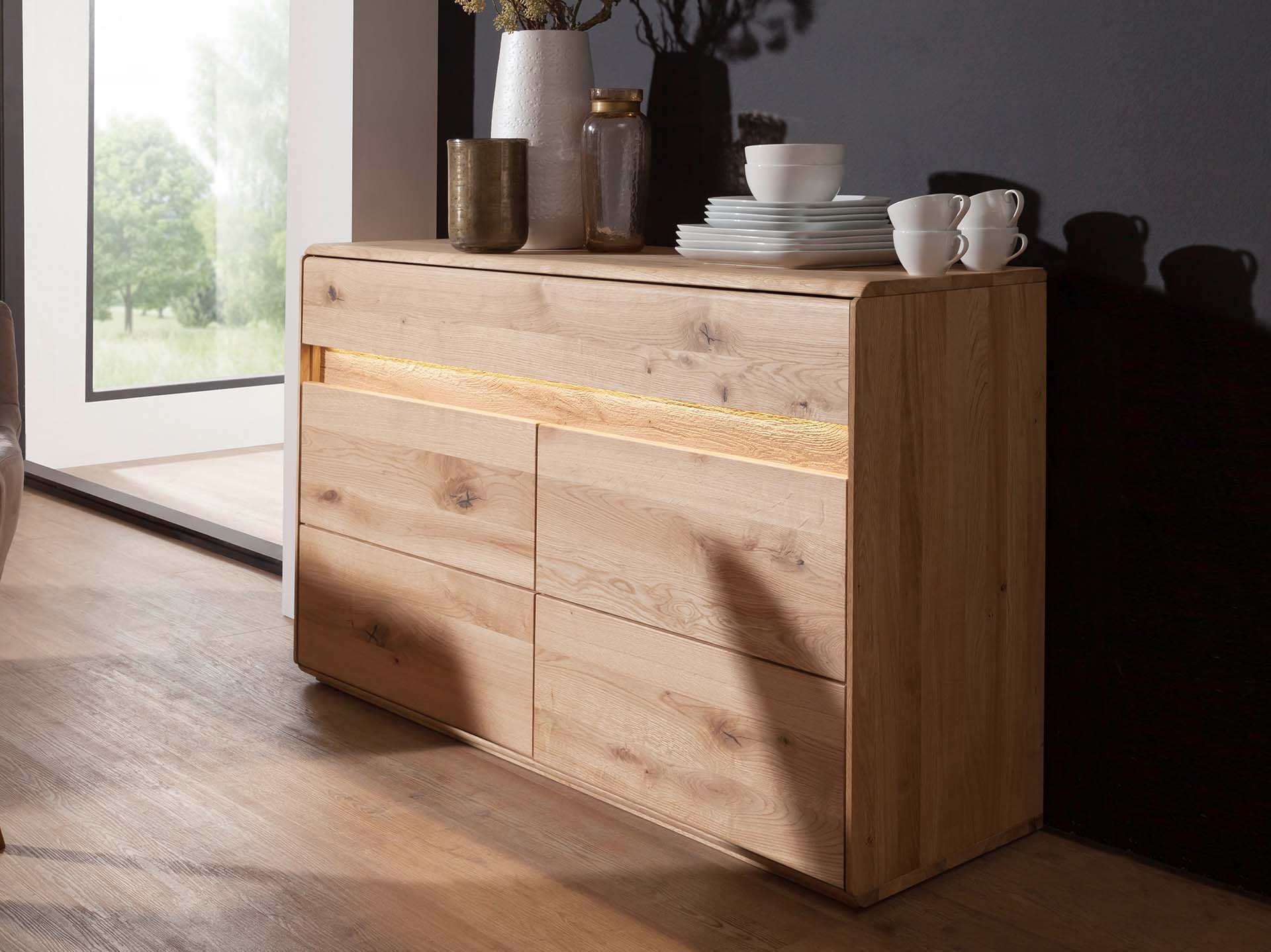 Sideboard, 2-türig, – Wildeiche, massiv geölt, sichtbare Rückseiten und Applikationen Eiche gebürstet, incl. Beleuchtung