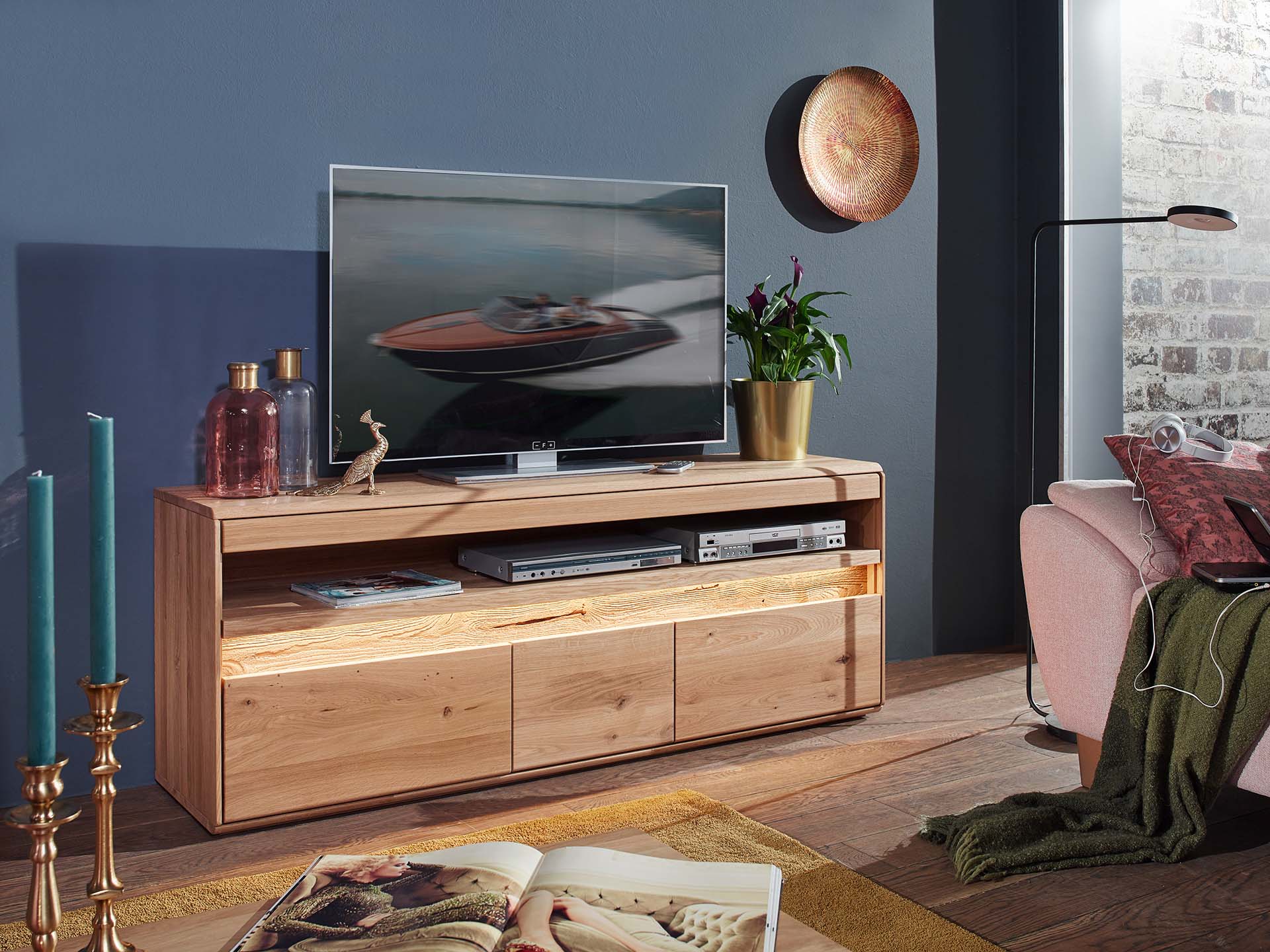 TV-Lowboard, 3-türig – Wildeiche, massiv geölt, sichtbare Rückseiten und Applikationen Eiche gebürstet, incl. Beleuchtung