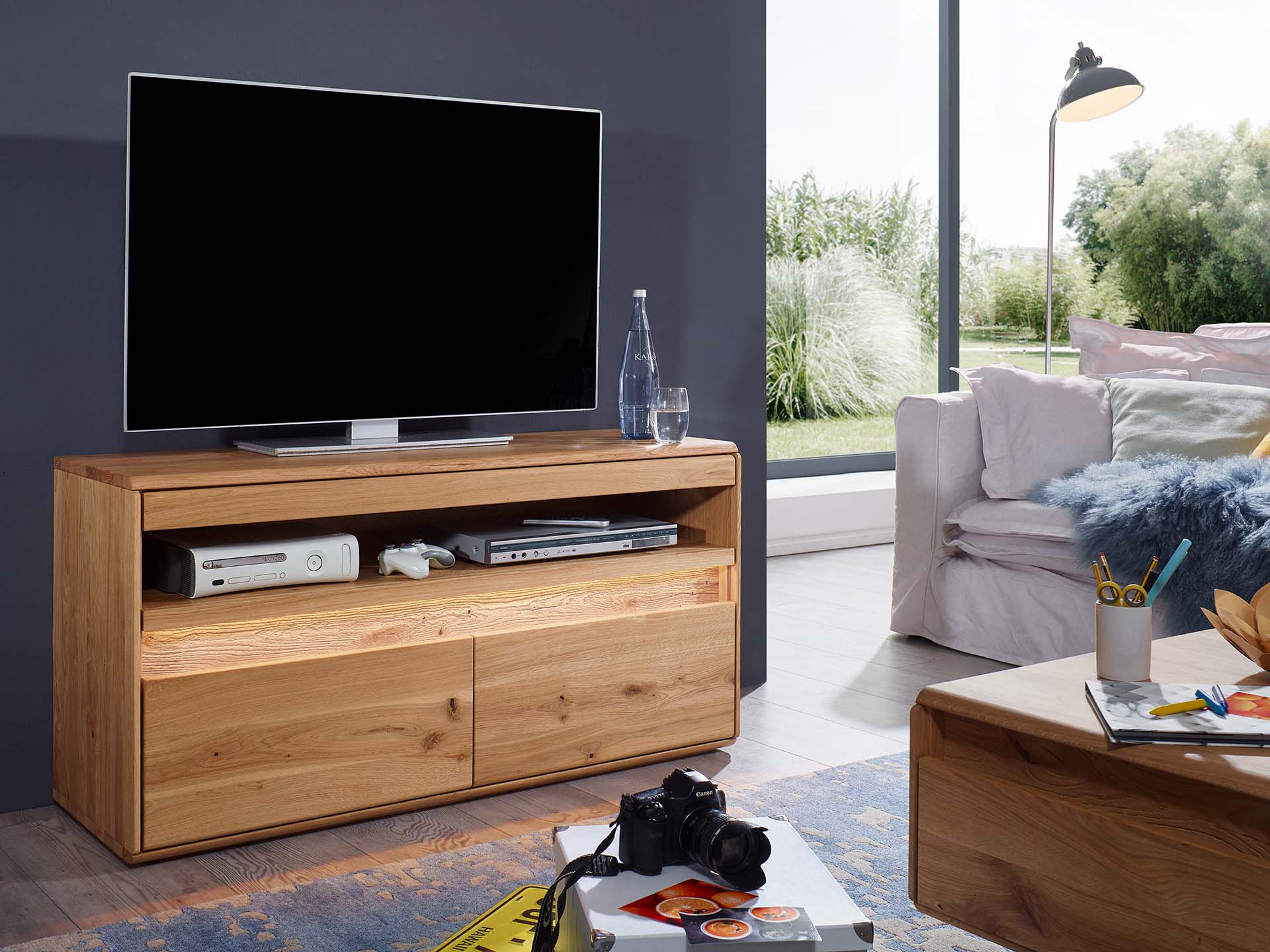 TV-Lowboard, 2-türig – Wildeiche, massiv geölt, sichtbare Rückseiten und Applikationen Eiche gebürstet, incl. Beleuchtung