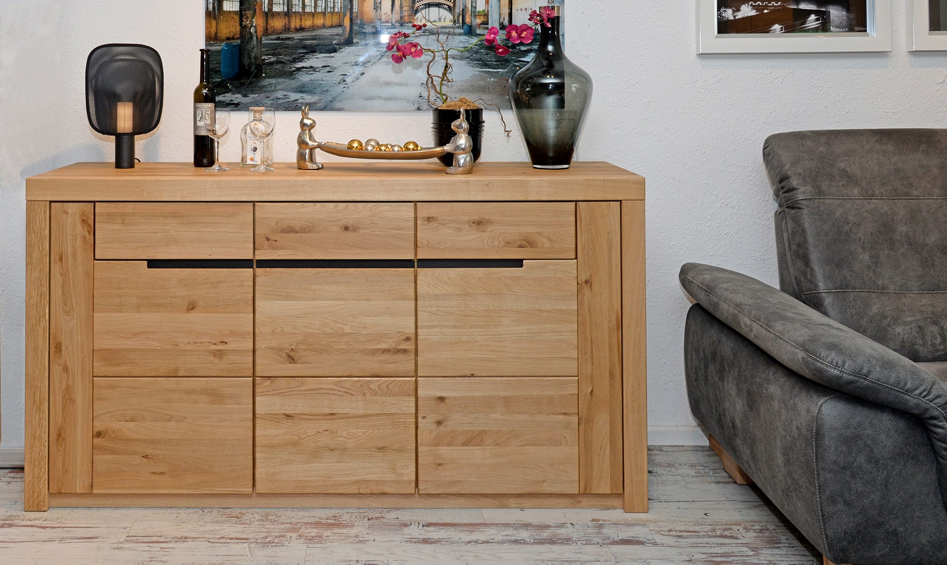 Wohnzimmer Möbel FOCUS, Sideboard, Wildeiche massiv, natur geölt – Griffleiste in Rohstahl, Lisenen eckig, 20 mm