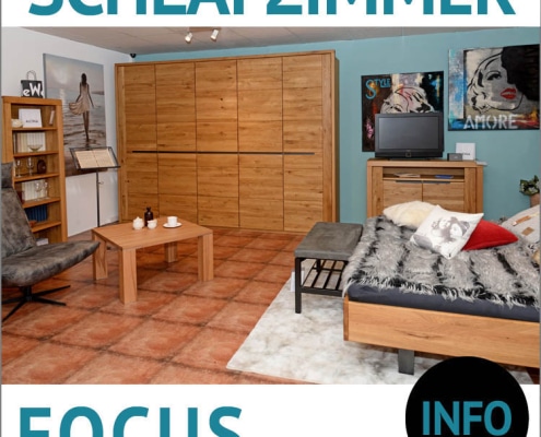 Schlafzimmer einrichten mit FOCUS, Wildeiche massiv, natur geölt, Griffleiste in Rohstahl, 5-türiger Kleiderschrank mit Passepartout-Rahmen, Doppelbett mit Rohstahlkufen, Kommode FOCUS, Bücherregal FOCUS