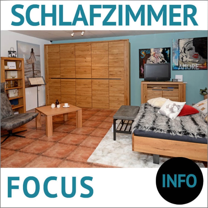 Schlafzimmer einrichten mit FOCUS, Wildeiche massiv, natur geölt, Griffleiste in Rohstahl, 5-türiger Kleiderschrank mit Passepartout-Rahmen, Doppelbett mit Rohstahlkufen, Kommode FOCUS, Bücherregal FOCUS