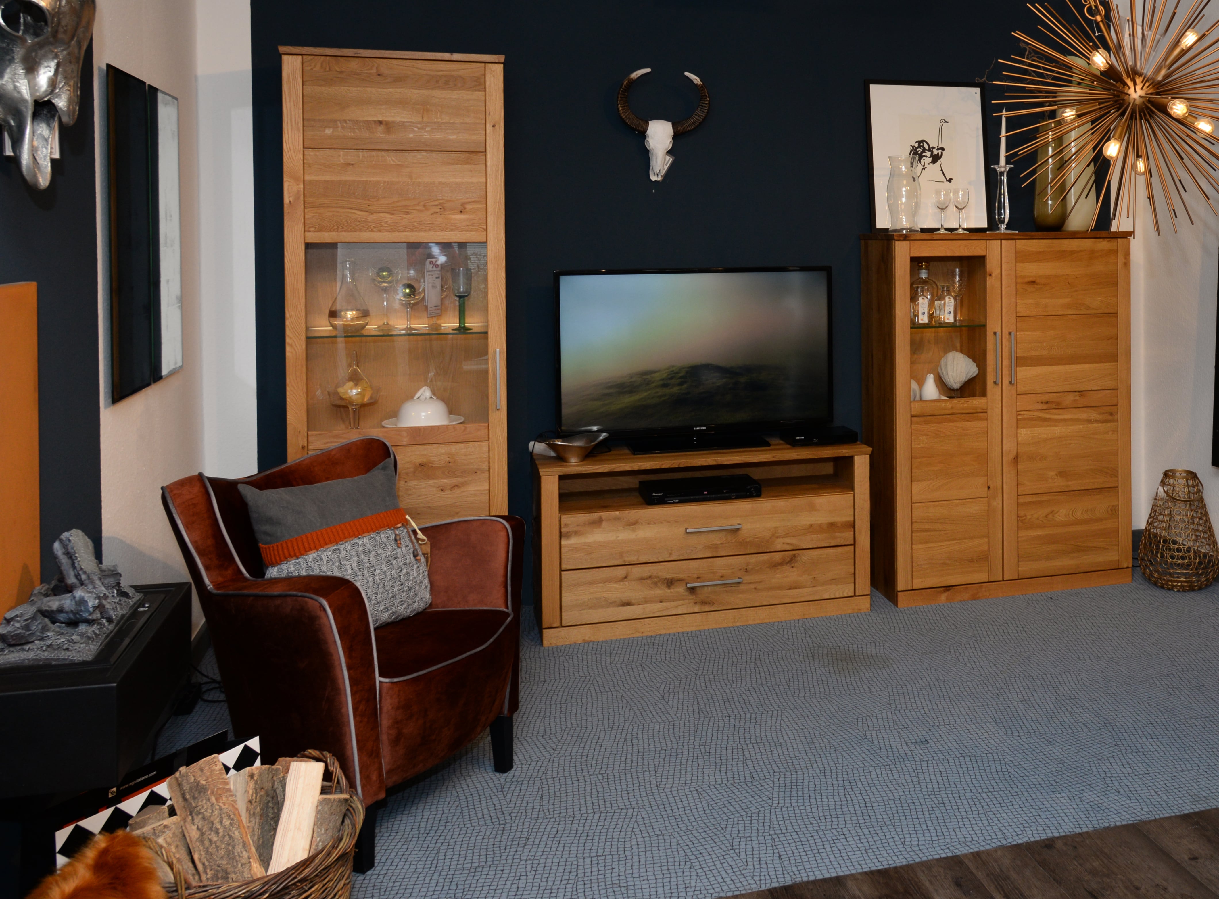 Möbel Wohnzimmer und Esszimmer MALMÖ, Wildeiche, massiv, geölt – Griffleiste in Edelstahloptik, Vitrine, TV-Lowboard, Vertiko, Sessel CORNWALL, Bezug: Velours