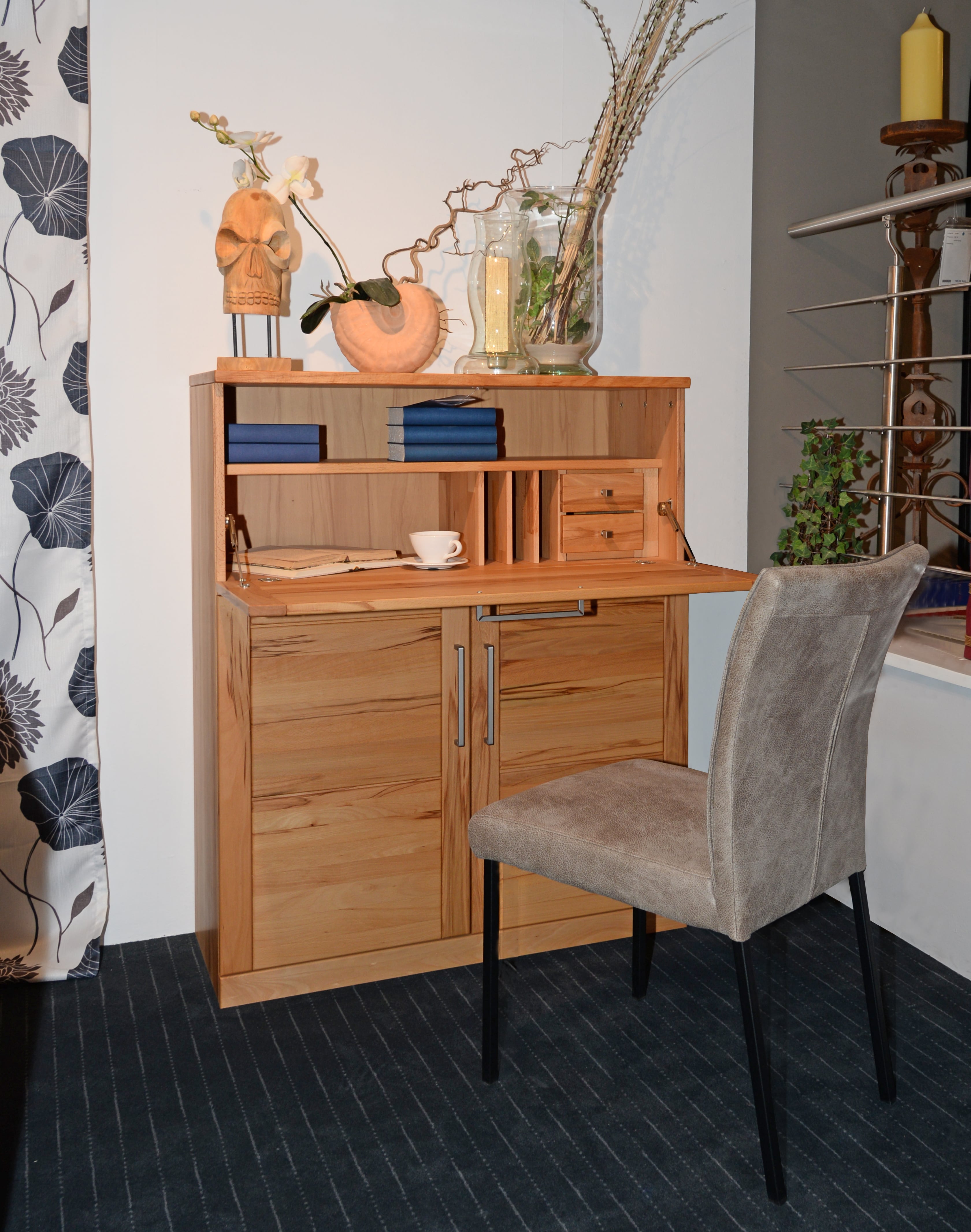 Sekretär Malmö, Kernbuche massiv, geölt – Griffleiste in Edelstahloptik, 4-Fuß-Stuhl CALAIS, Bezug: Mikrofaser beige, Fuß: Metall, pulverbeschichtet, schwarz