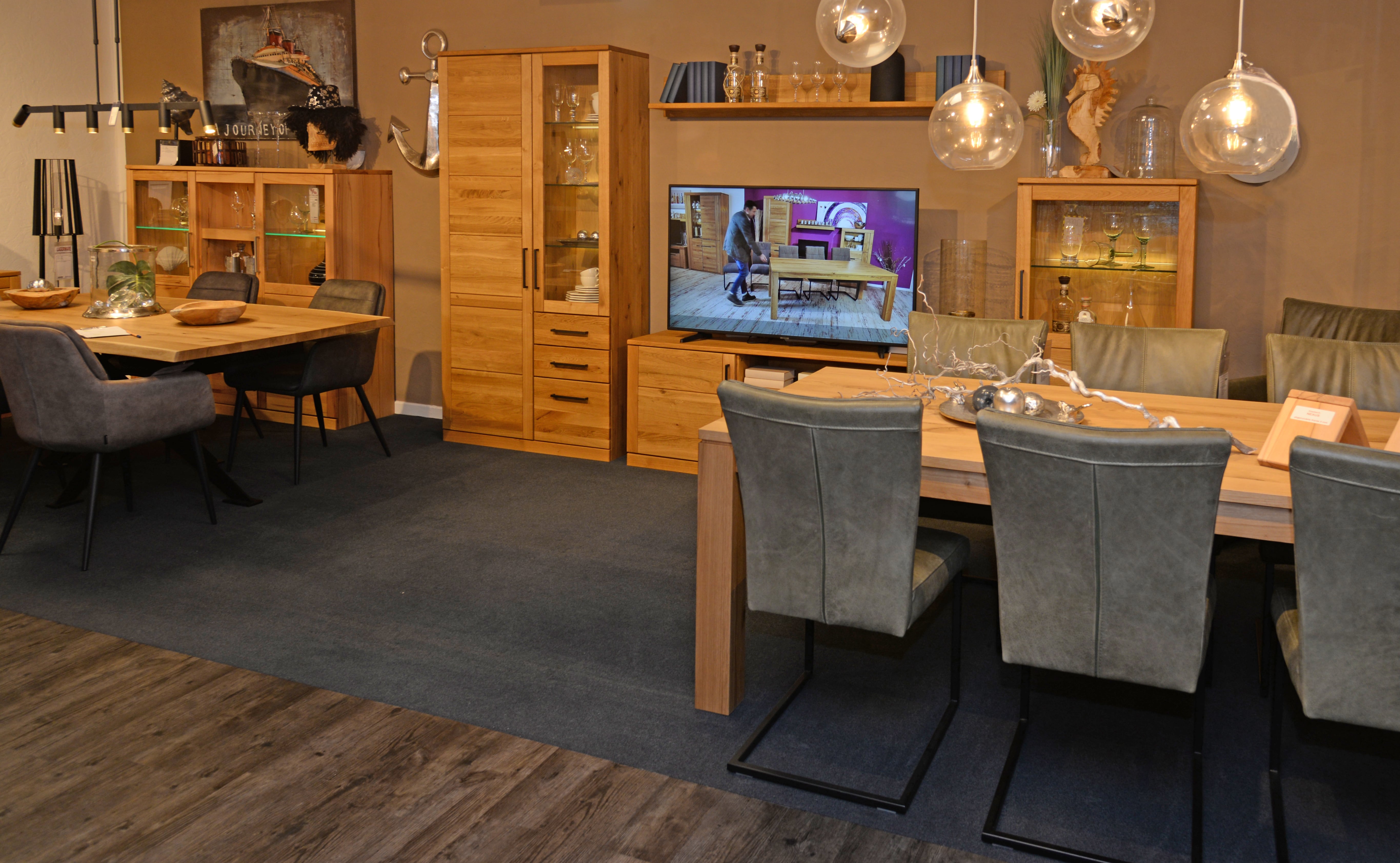 Möbel Wohnzimmer und Speisezimmer MALMÖ, Wildeiche, massiv, geölt – Metallgriffen in Rohstahloptik, Vitrine, TV-Lowboard, Vitrine, Wandboard, Esstisch NEXUS, Freischwinger CALAIS, Bezug: Leder, Gestell: Stahl, pulverbeschichtet schwarz matt