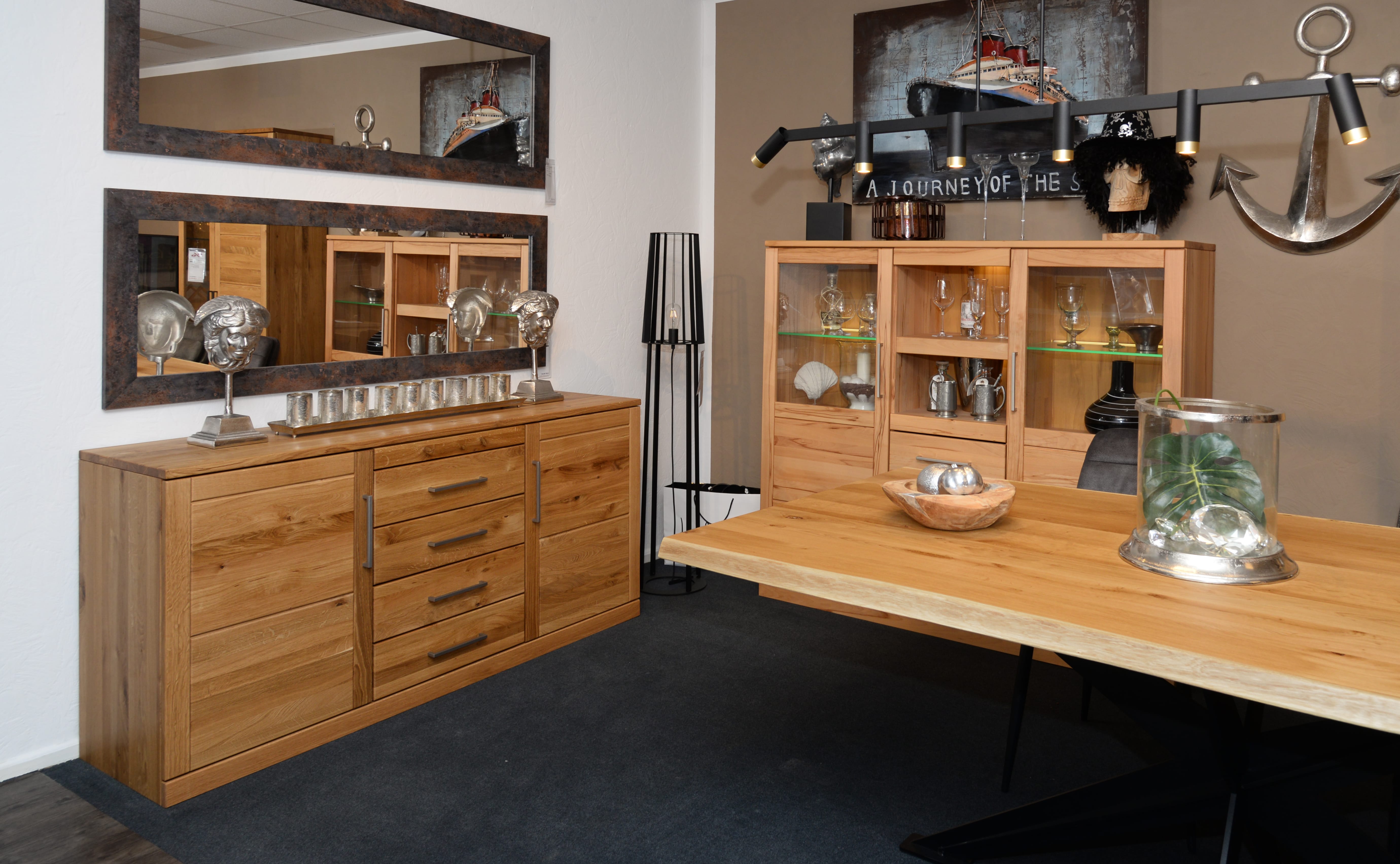 Möbel Wohnzimmer und Speisezimmer MALMÖ, Wildeiche massiv, geölt – Griffleiste in Edelstahloptik, Sideboard, Highboard, Esstisch mit Baumkante AURORA mit SPIDER Untergestell