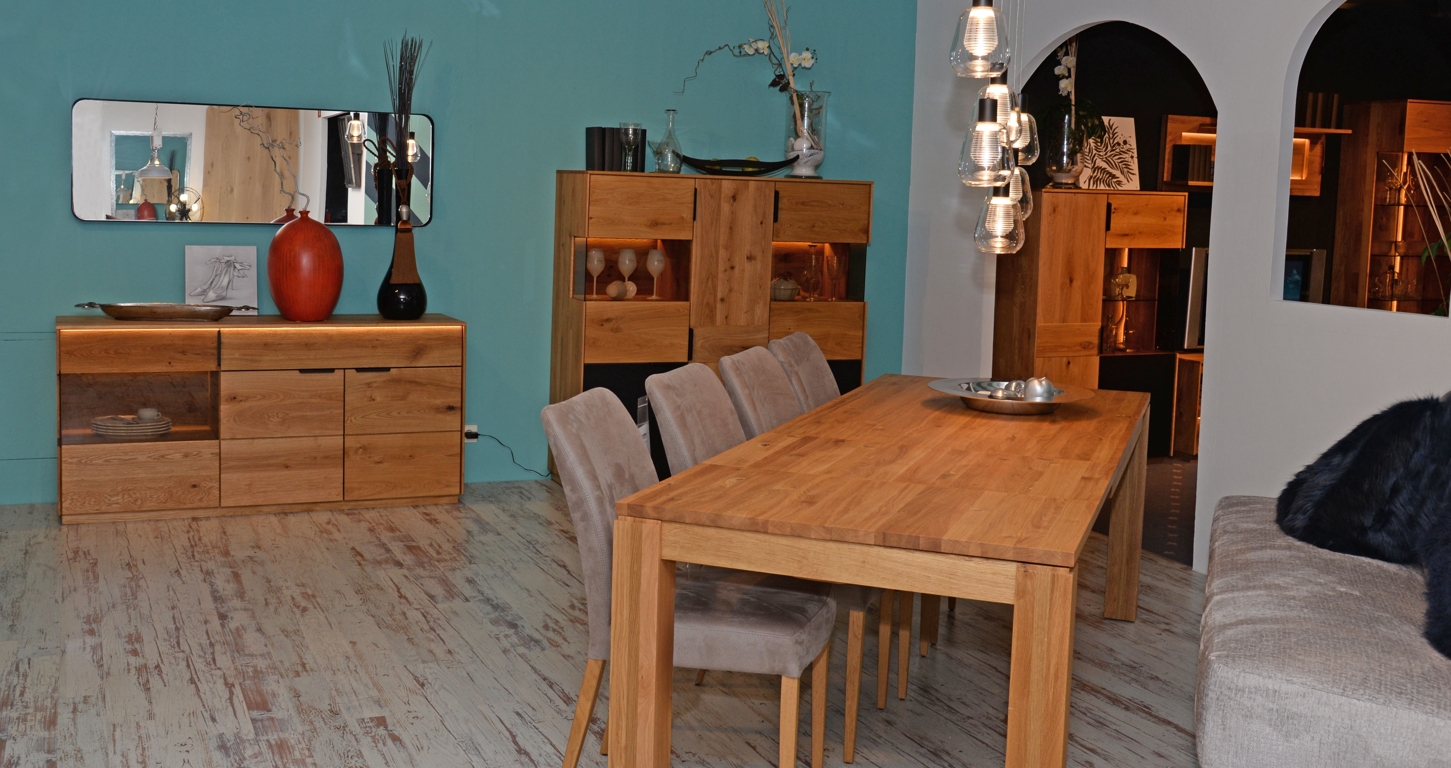 Esszimmer NIZZA, Wildeiche massiv, natur geölt, Griffe schwarz, Applikation sandgestrahlt, Sideboard mit Rauchglas, Highboard oben mit Rauchglas und unten mit schwarzem Glas, Esstisch NEXUS, Stuhl LE MANS, Bezug: Microfaser, Tischsofa LARA, Federkern