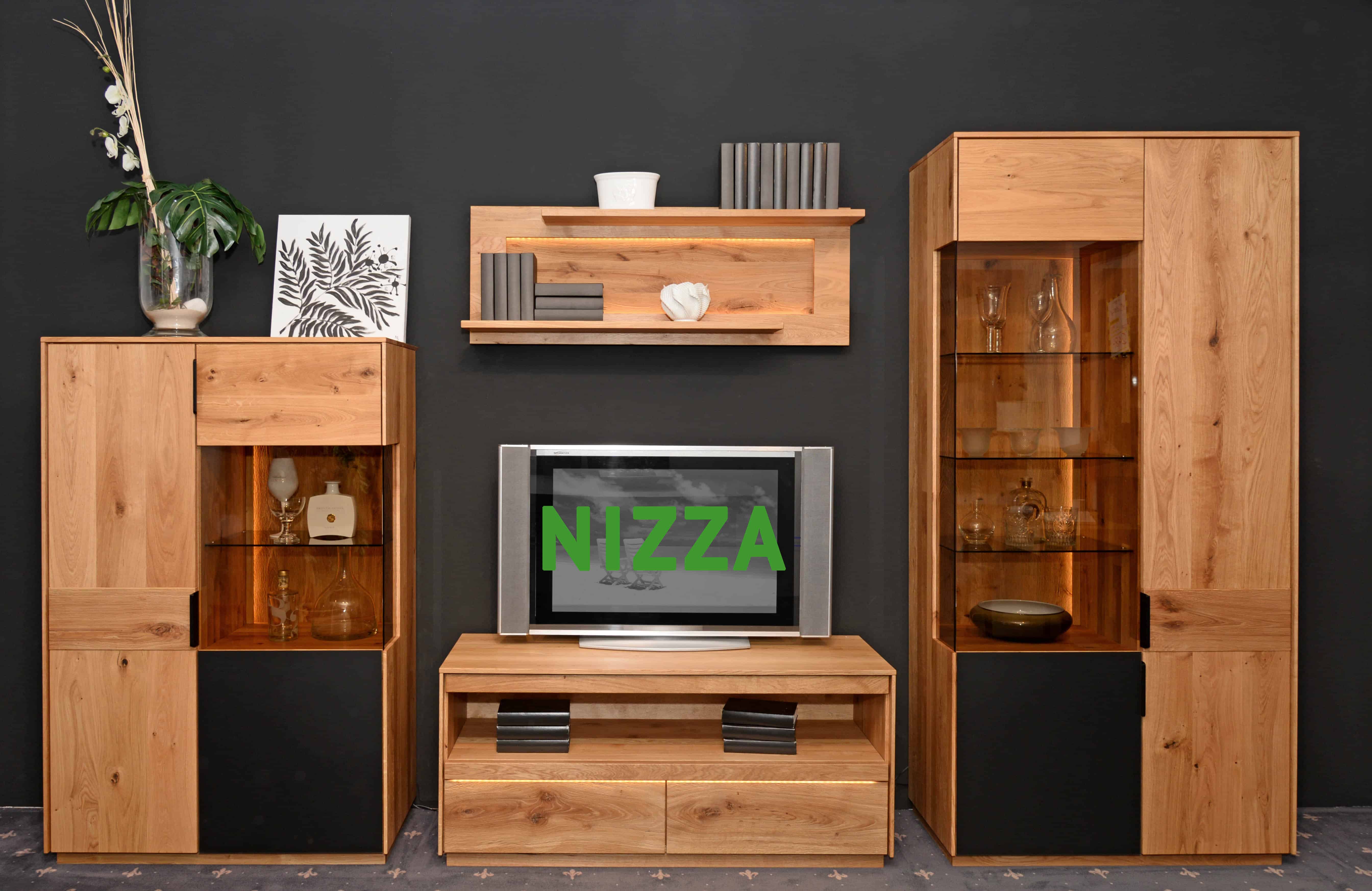 Wohnprogramm NIZZA, Wildeiche massiv, natur geölt, Griffe schwarz, Applikation sandgestrahlt, Highboard klein, oben mit Rauchglas und unten mit schwarzem Glas, TV-Kommode, Wandboard, Multivitrine oben mit Rauchglas und unten mit schwarzem Glas