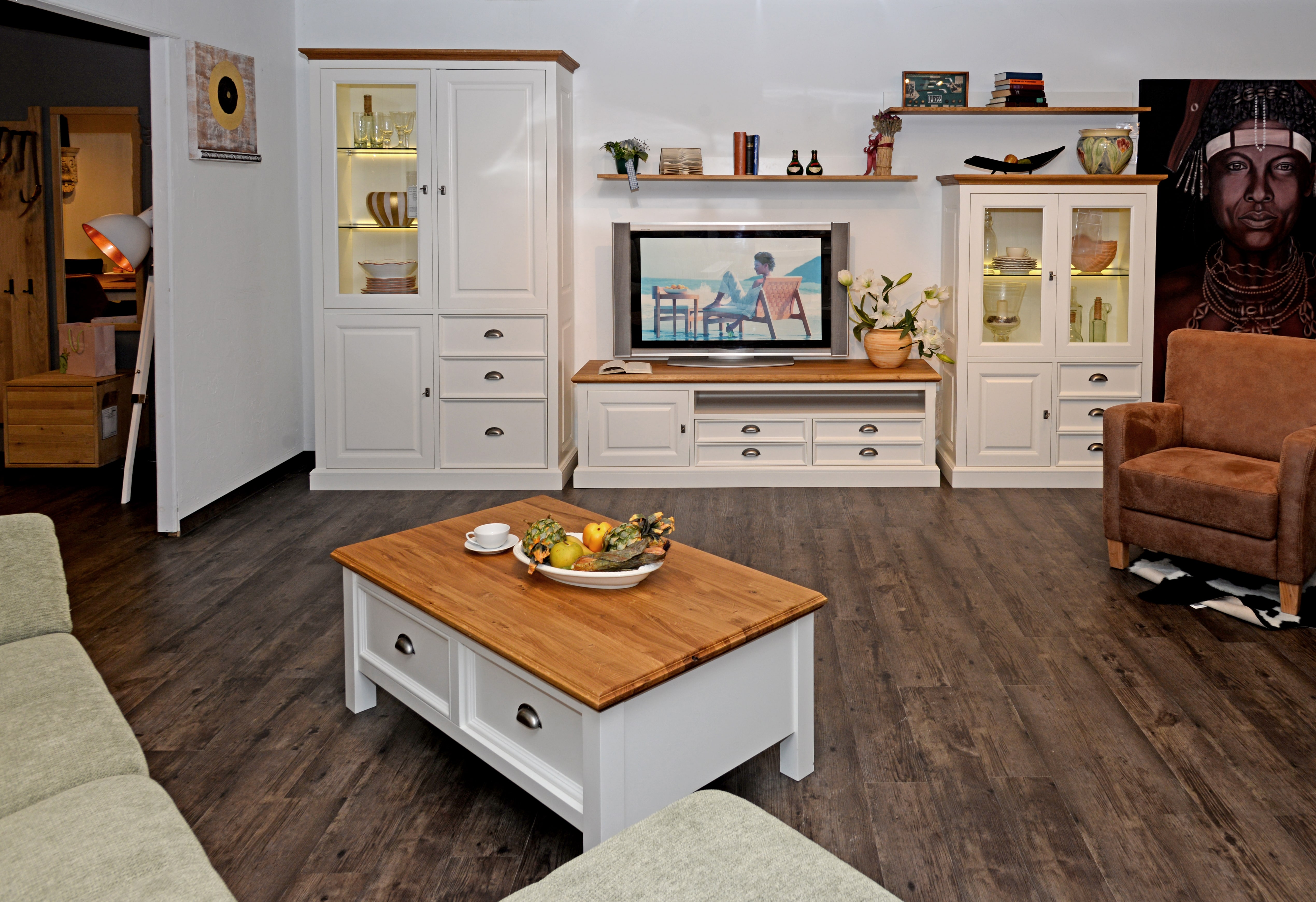 Wohnprogramm PROVENCE, Birke/MDF lackiert in RAL9010, Kranzleiste/Deckplatte in Wildeiche massiv, geölt, Multivitrine, TV-Lowboard, Wandboard, Highboard, Couchtisch