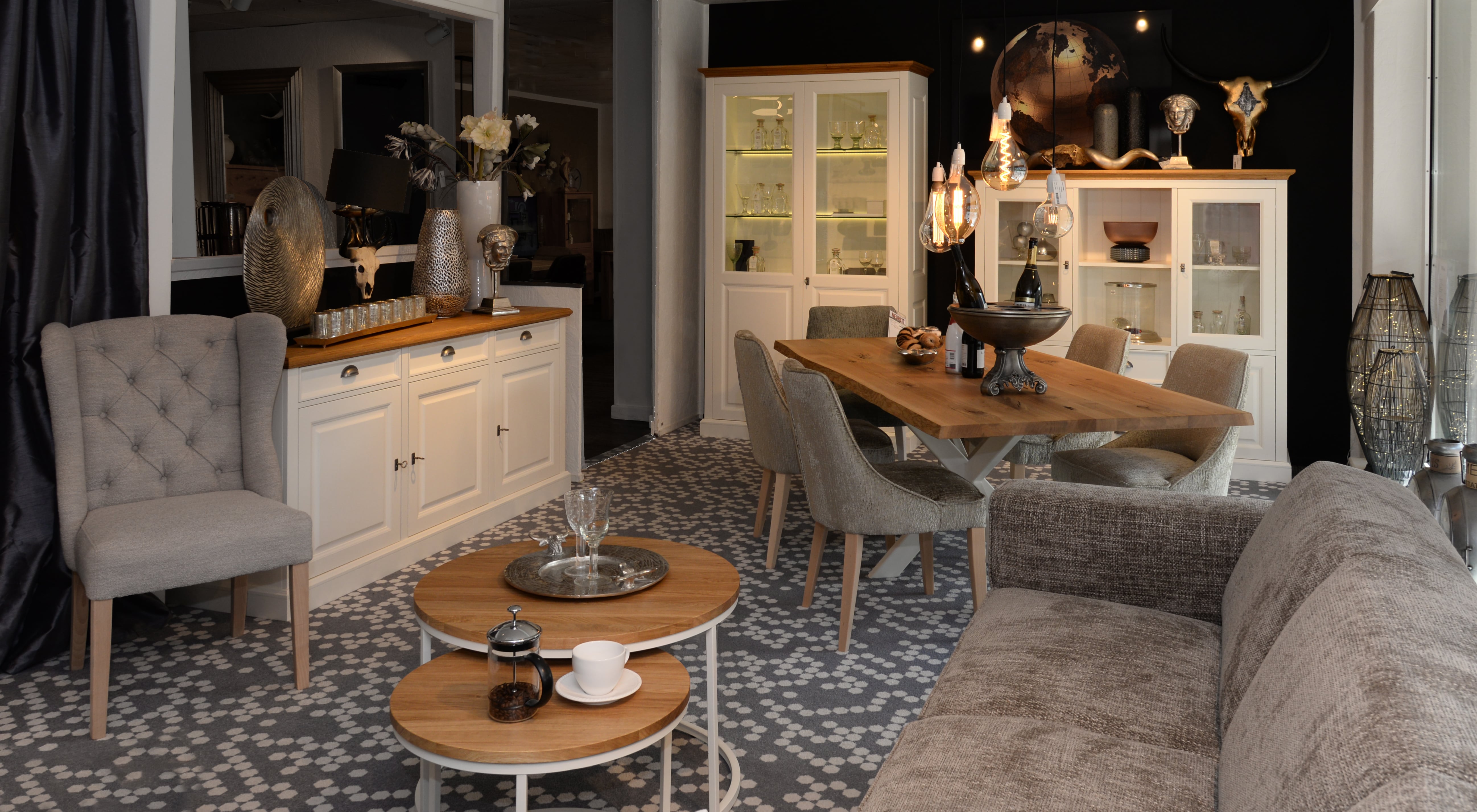 Wohnprogramm PROVENCE, Birke/MDF lackiert in RAL9010, Kranzleiste/Deckplatte in Wildeiche massiv, geölt, Sideboard, Vitrine, Highboard, Ohrensessel Sören, Nosag-Federung, Kapitonierung, Beistelltische SISTERS, Eckgarnitur LISA, Esstisch SOLID mit SPIDER Untergestell, pulverbeschichtet weiß, Stuhl ESSEX