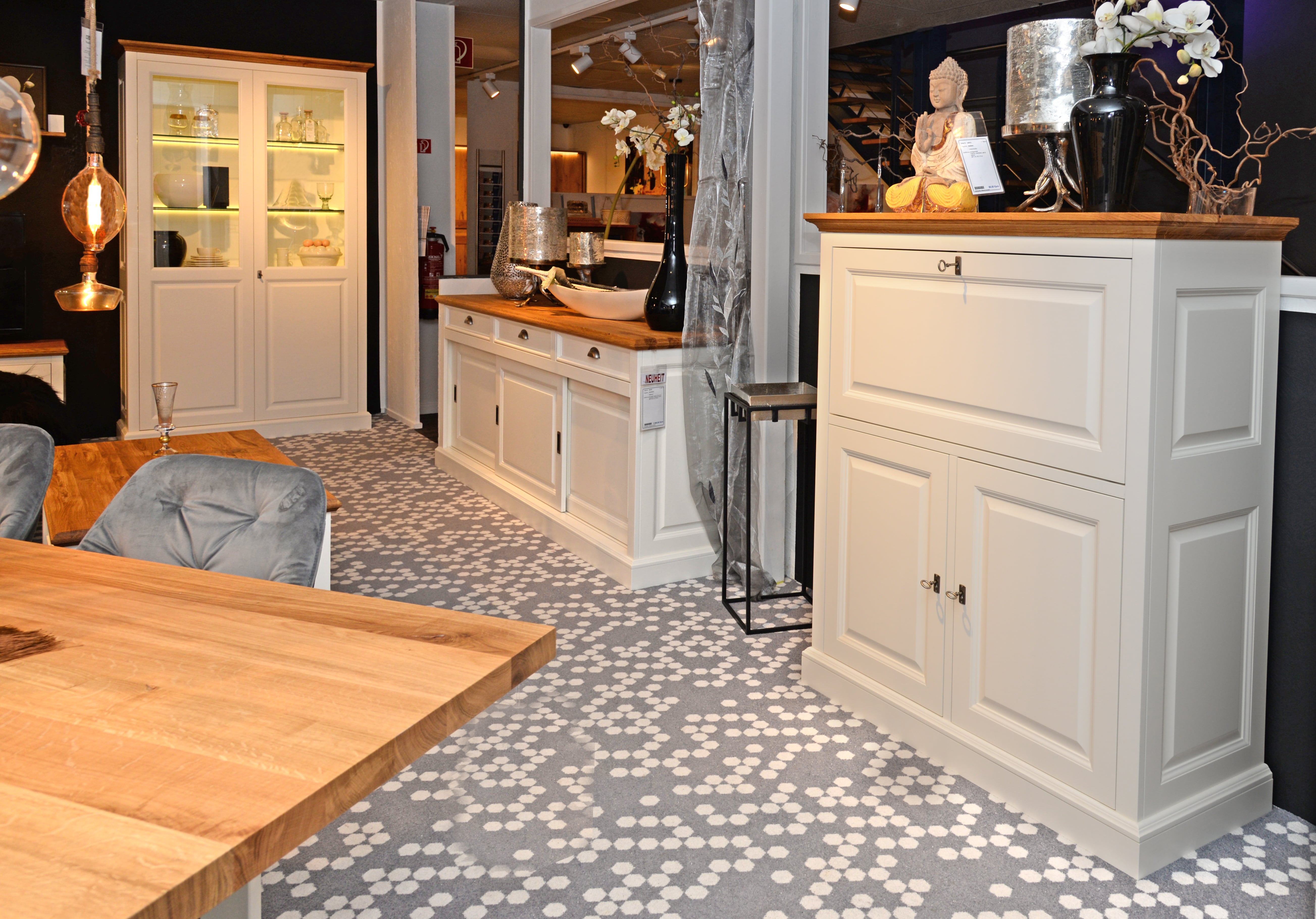 Speisezimmer PROVENCE, Birke/MDF lackiert in RAL9010, Kranzleiste/Deckplatte in Wildeiche massiv, geölt, Vitrine, Sideboard, Sekretär