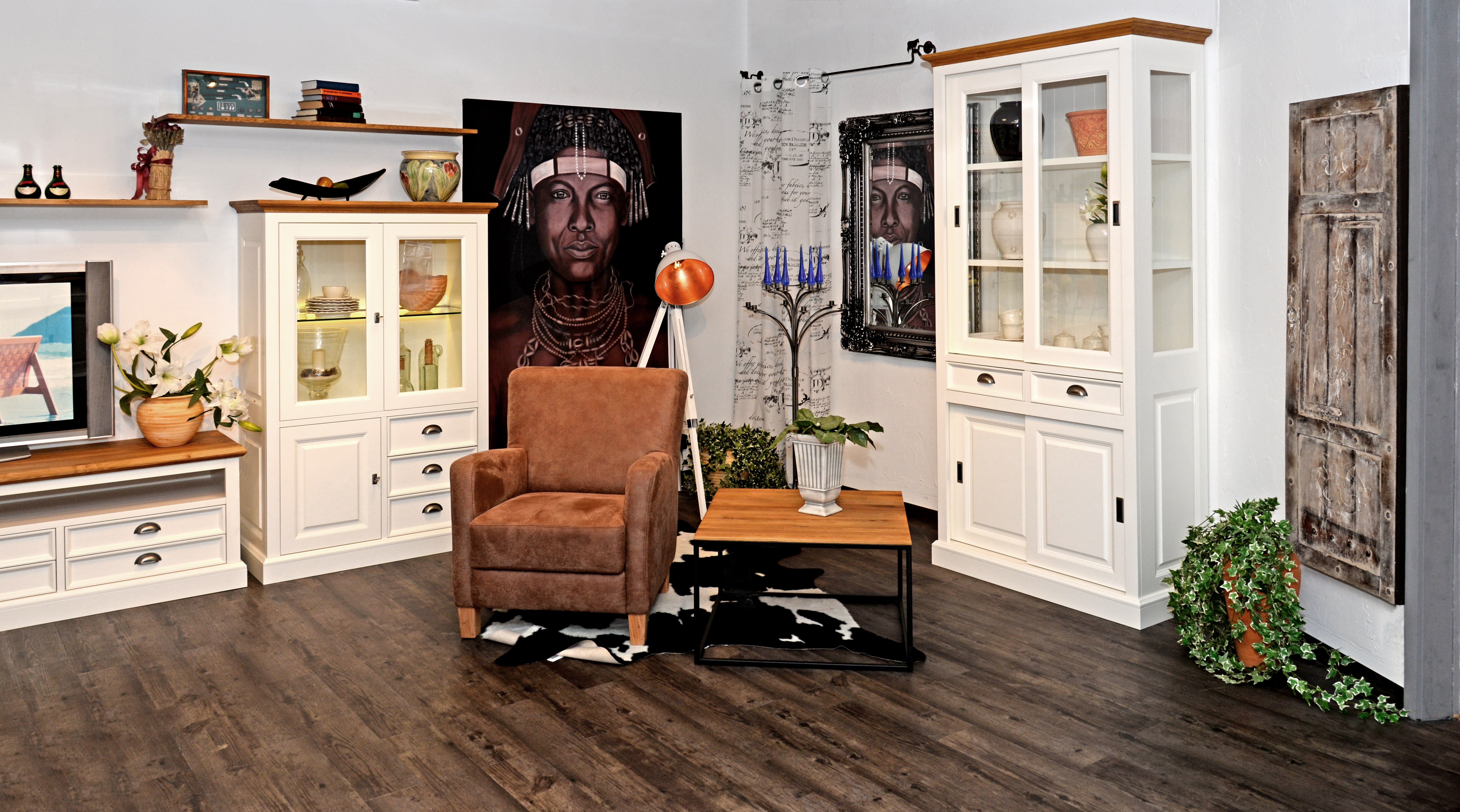 Wohnprogramm PROVENCE, Birke/MDF lackiert in RAL9010, Kranzleiste/Deckplatte in Wildeiche massiv, geölt, TV-Lowboard, Wandboard, Highboard, Vitrine, Beistelltisch ALOIS