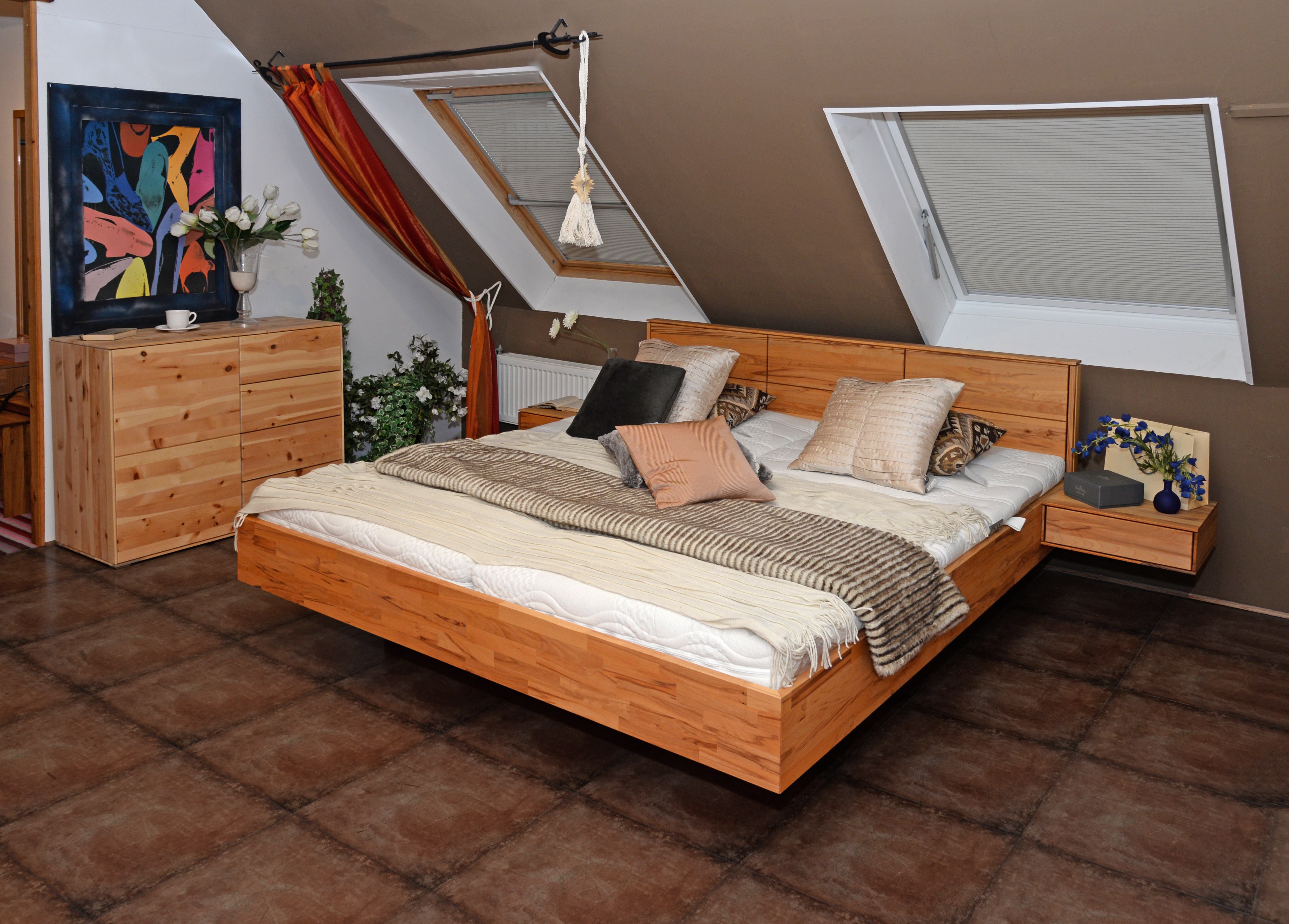 Schlafzimmerprogramm QUANTUM, Doppelbett mit Nachtkonsolen Kernbuche massiv, natur geölt, Kommode Zirbe natur, unbehandelt