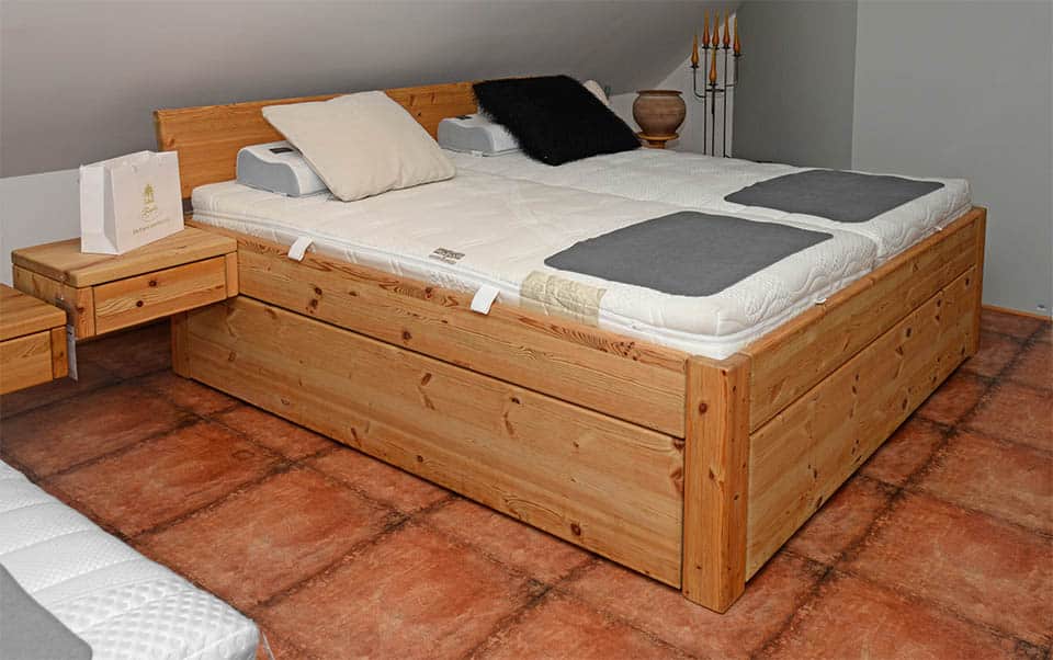 Bett mit Stauraum und Nachtkonsolen SYSTEMBETT, Kiefer massiv, natur geölt, Komfort-Plus-Höhe 54 cm, Kopfteil 1-teilig, Schubkasten-Modul 1, Bettbeine eckig,