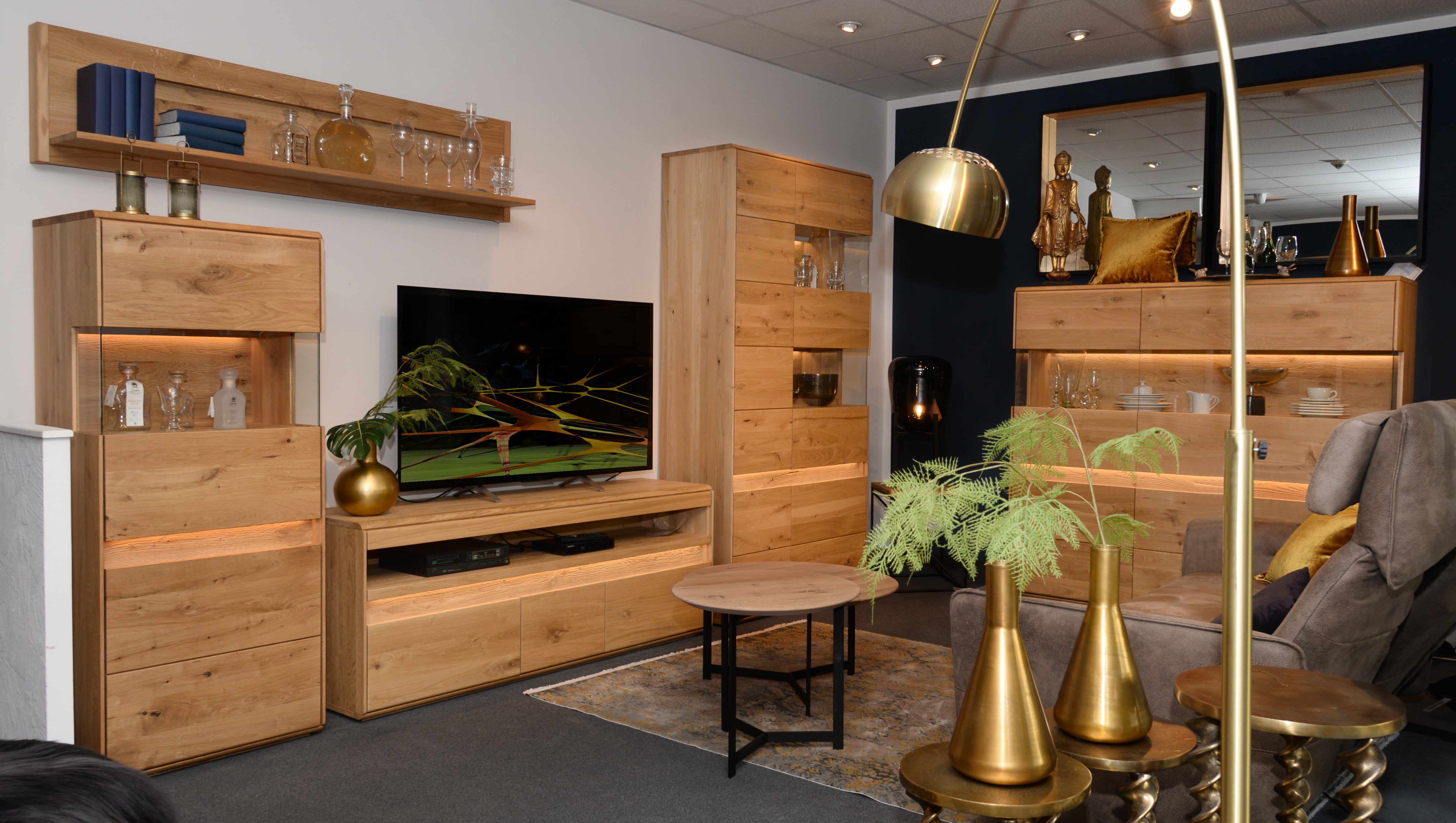 Wohnprogramm WINTERTHUR, Wildeiche massiv, Roheffekt geölt, Applikationen und sichtbare Rückwände in Eiche, gebürstet, Highboard, TV- und Wandboard, Vitrine, Sideboard, Couchtische BELA, Funktionssofa RELAX