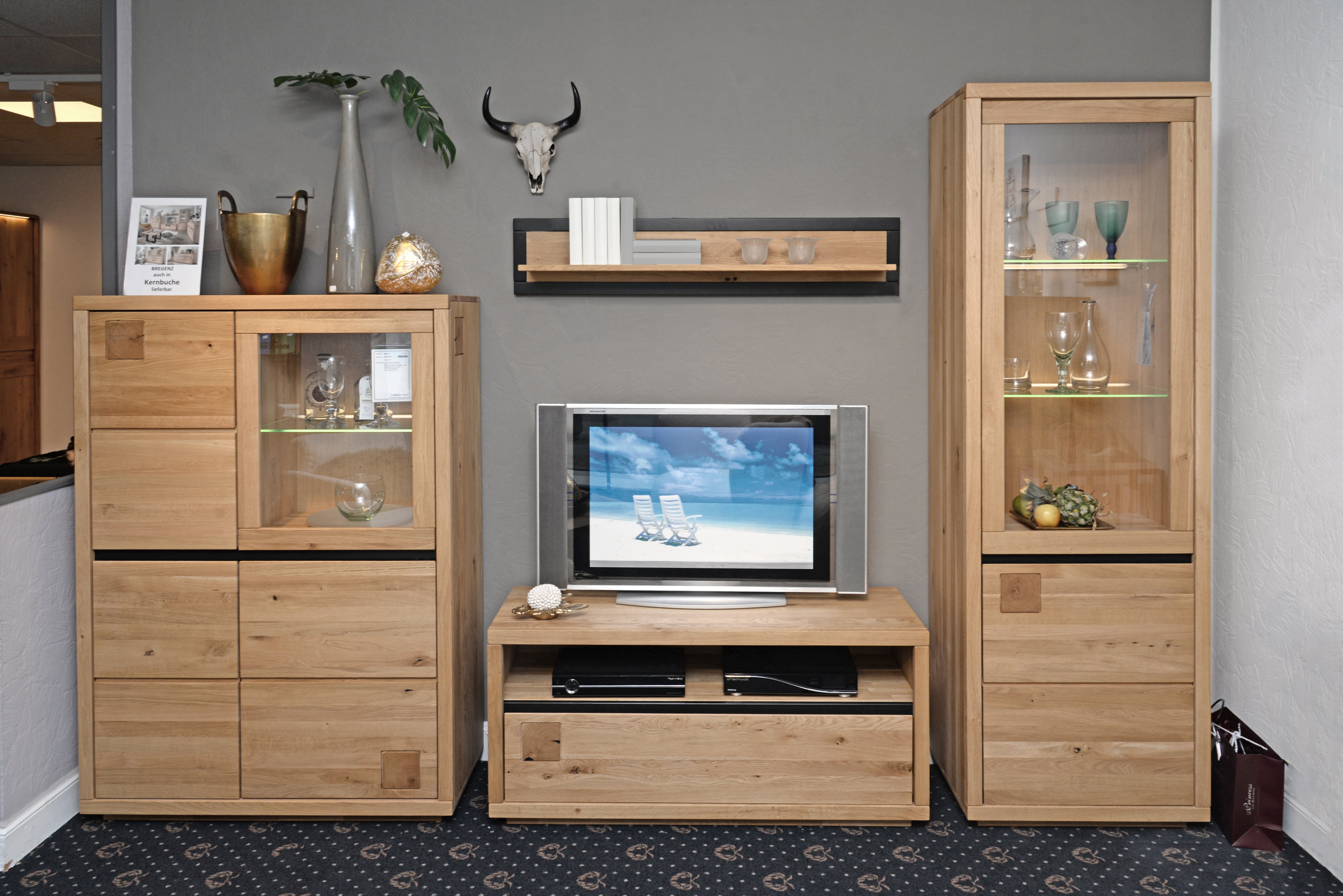 Wohnwand BREGENZ, Wildeiche massiv, Roheffekt, geölt, Applikationen in schwarz, mit Hirnholzeinsätzen, Highboard I, TV-Kommode I, Wandboard I und Vitrine I. Mit LED-Beleuchtung.