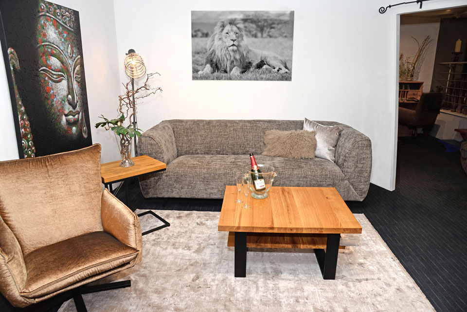 Couch TED, Beistelltisch TIMBER, Sessel DIANA, Couchtisch FIDES TED, eine großzügige Couch, Beistelltisch-TIMBER, Wildeiche massiv,-Sessel-DIANA,-Couchtisch-FIDES mit Ablage, Wildeiche massiv