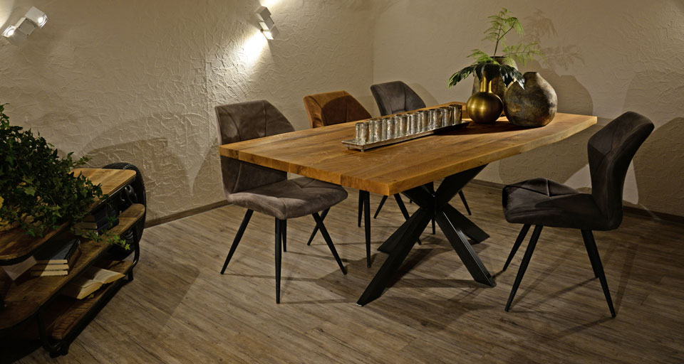 Baumkantentische AURORA, Balkeneiche massiv mit Baumkante, Tischgestell SPIDER, Metall, schwarz, Stuhl JUKIAN