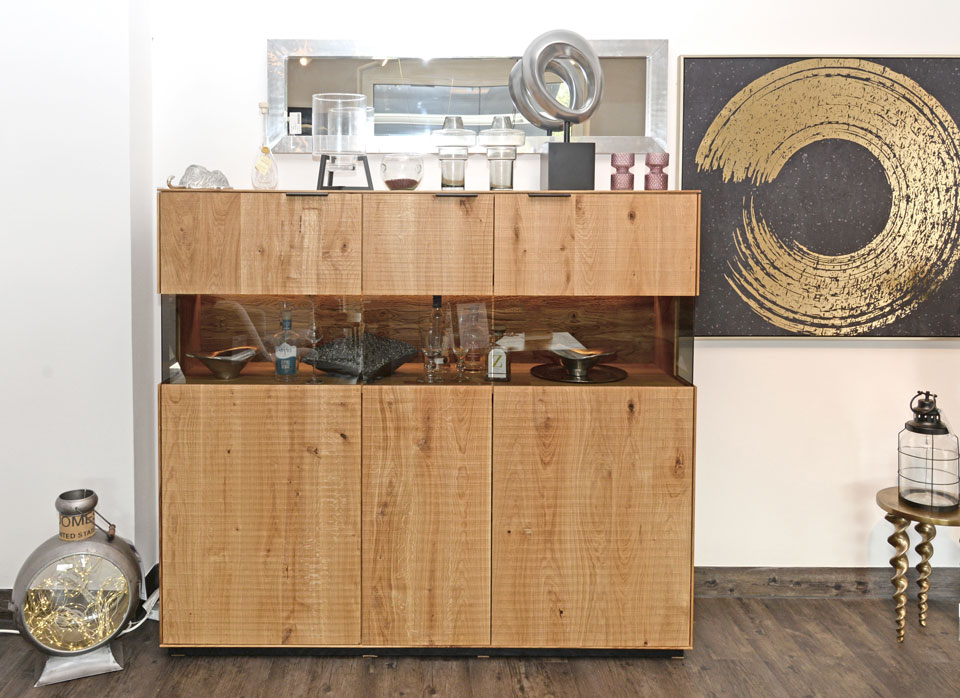 Highboard BASEL, Wildeiche massiv, natur, geölt, mit Wuchsrissen, Griffe Anthrazit, Front mit Hobelschlag, Rückwand sandgestrahlt Highboard BASEL, Wildeiche massiv, natur, geölt, mit Wuchsrissen, Griffe Anthrazit, Front mit Hobelschlag, Rückwand sandgestrahlt