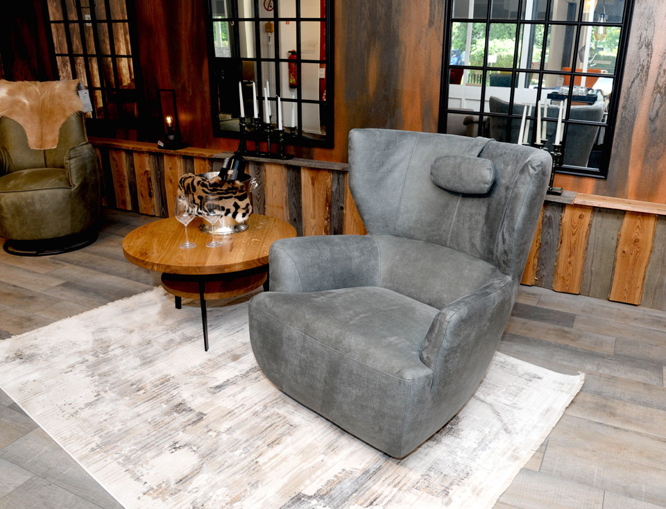 drehbarer Lesesessel DEVONPORT, runder Couchtisch Holz, Tischplatte CARNA, Balkeneiche massiv, Untergestell REMUS, 3-teilig, Metall, schwarz Lesesessel DEVONPORT, drehbar, runder Couchtisch Holz, Tischplatte CARNA, Balkeneiche massiv, Untergestell REMUS, 3-teilig, Metall, schwarz