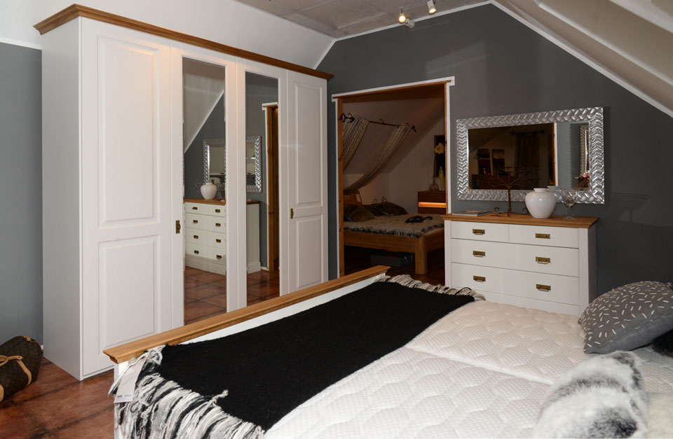Schlafzimmerschrank, Doppelbett und NaKos WIEN, Polarkiefer weiß lackiert (RAL9010) mit Holz,Kleiderschrank, 4-türig, Doppelbett