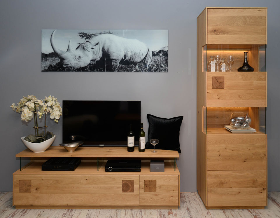 moderne Möbel für Ihr Wohnzimmer, ZÜRICH, Wildeiche massiv, Roheffekt geölt, TV-Lowboard, Vitrine
