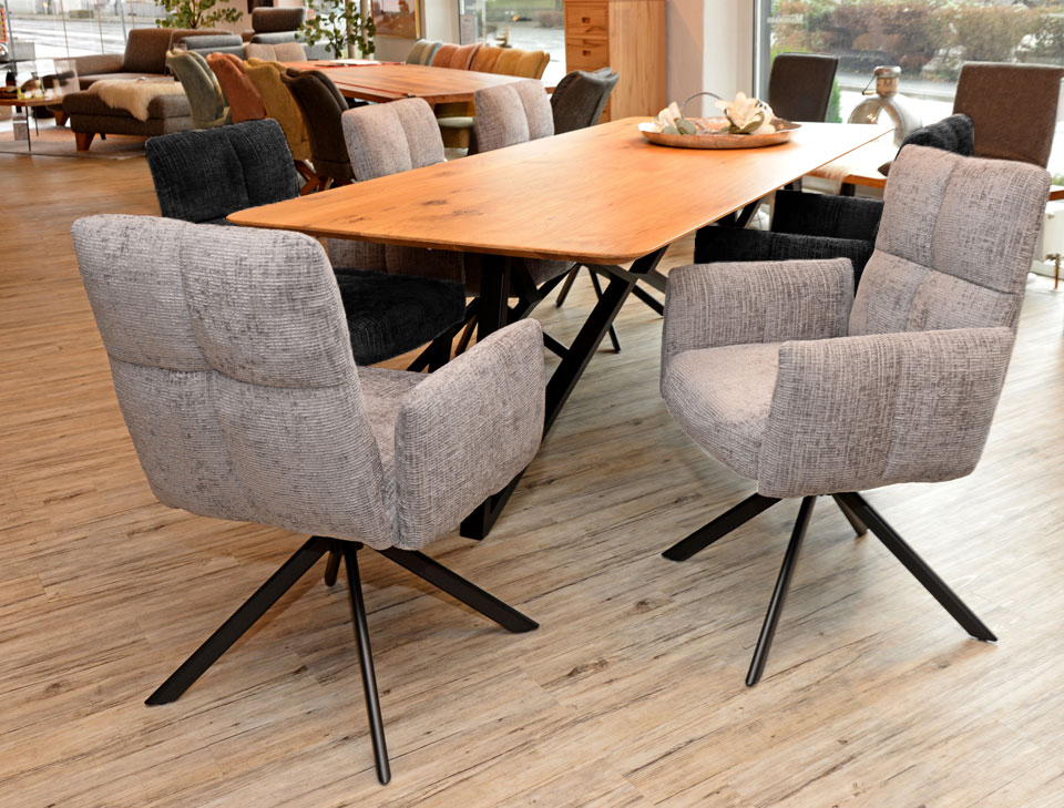 Stuhl LUX, drehbares, schwarzes Metalluntergestell, samtiger Bezug