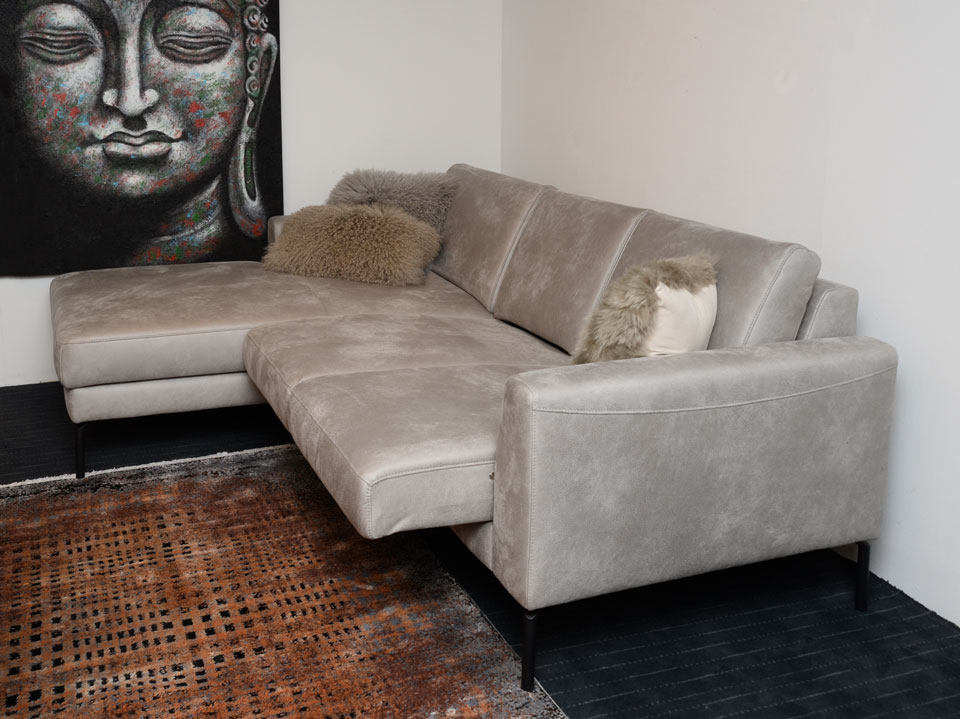 Sofa BENNY als Eckgarnitur mit Sitzvorzug und hochklappbarem Bettkasten Sofa BENNY als Eckgarnitur mit Sitzvorzug und hochklappbarem Bettkasten