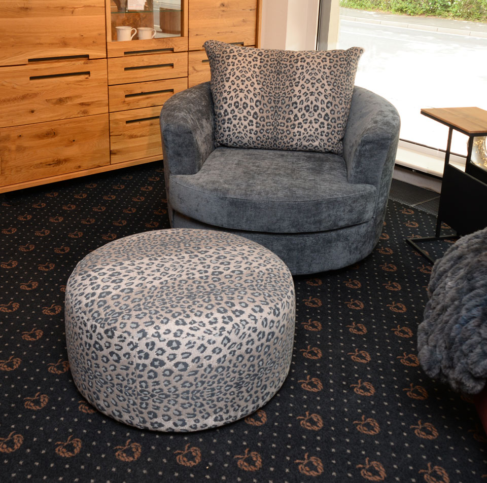 Hocker LENTJE und Sessel LILLY, der Sessel ist drehbar Hocker LENTJE und Sessel LILLY, der Sessel ist drehbar