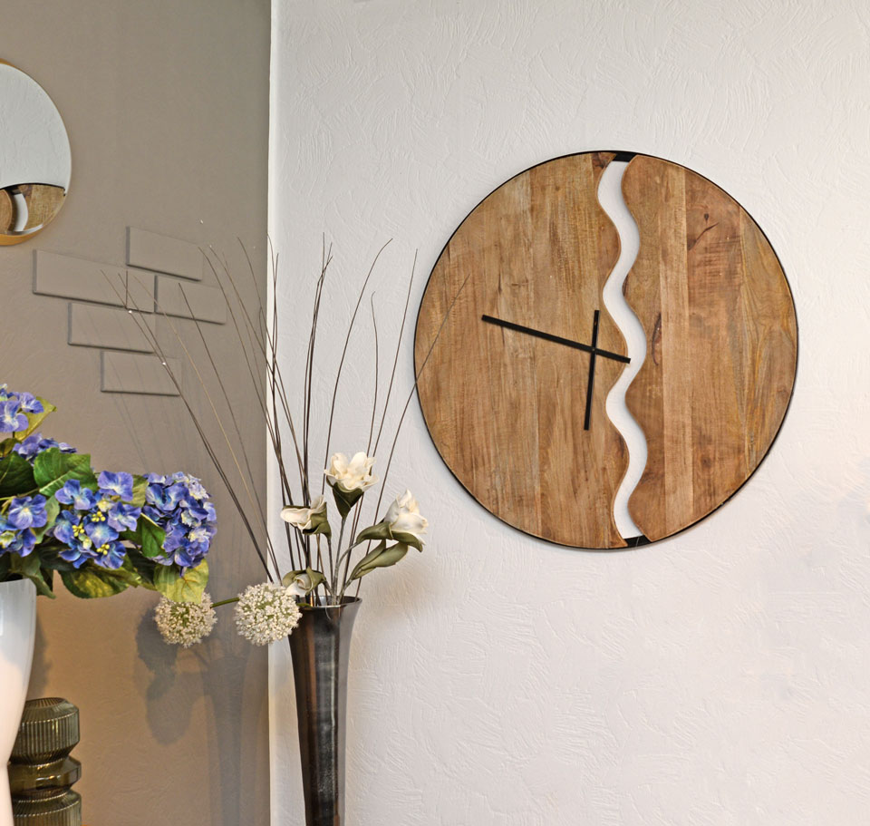 Wanduhr ROXY, massives Holz in einer Metallumrandung Wanduhr ROXY, massives Holz in einer Metallumrandung