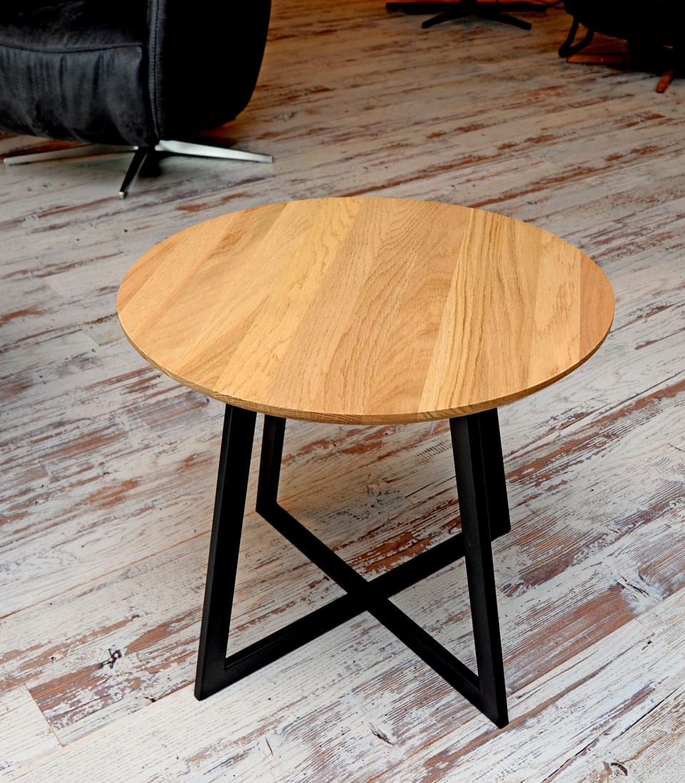 Couchtisch ENZO ist rund. Die Platte ist aus massiver Wildeiche, das Untergestell aus Metall