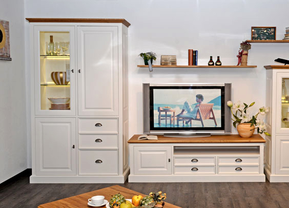 Wohnzimmermöbel Landhausstil PROVENCE, weißer Korpus und Abdeckplatten aus massiver Wildeiche, Vitrine, TV-Lowboard und Wandboard