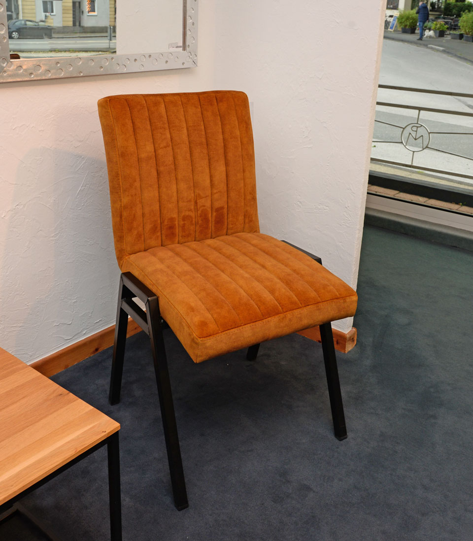 Stuhl SEPP, Bezug Adore, Gestell schwarz