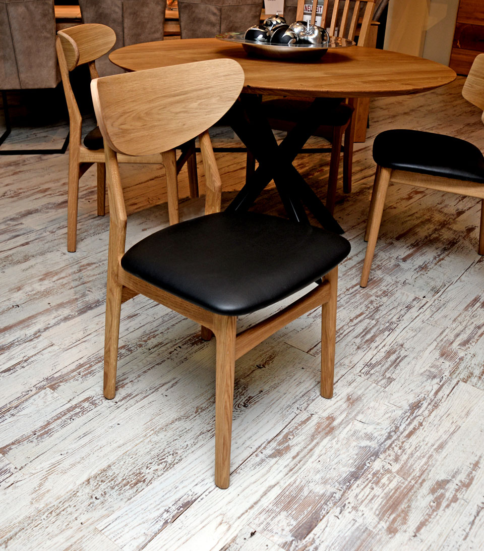 Stuhl CAROLINE mit Sitzfläche in echtem Leder, Gestell aus massiver Eiche Stuhl CAROLINE mit Sitzfläche in echtem Leder, Gestell aus massiver Eiche