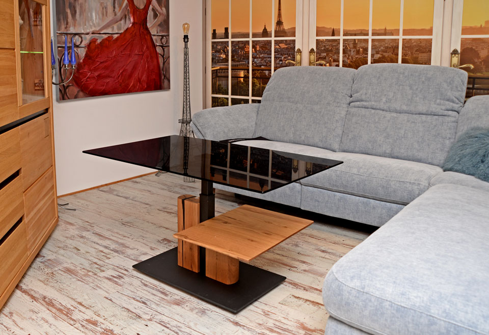 Couchtisch KALMAR ist höhenverstellbar, Fuß in Eiche massiv und Tischplatte aus Glas