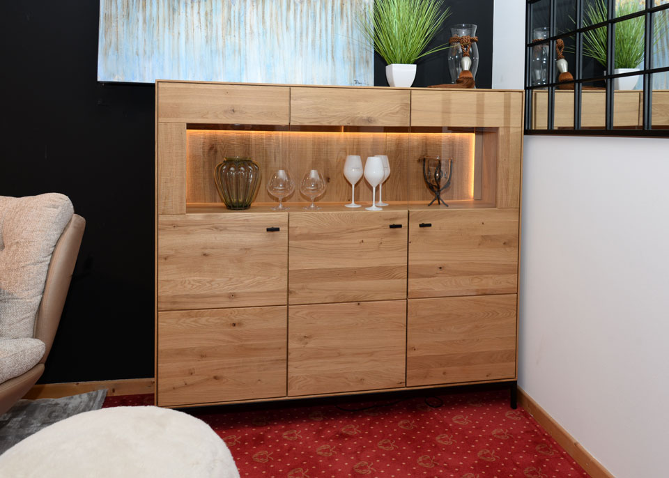 Wohnzimmermöbel SILHOUETTE, Highboard aus roheffekt geölter Wildeiche und schwarzem Metall