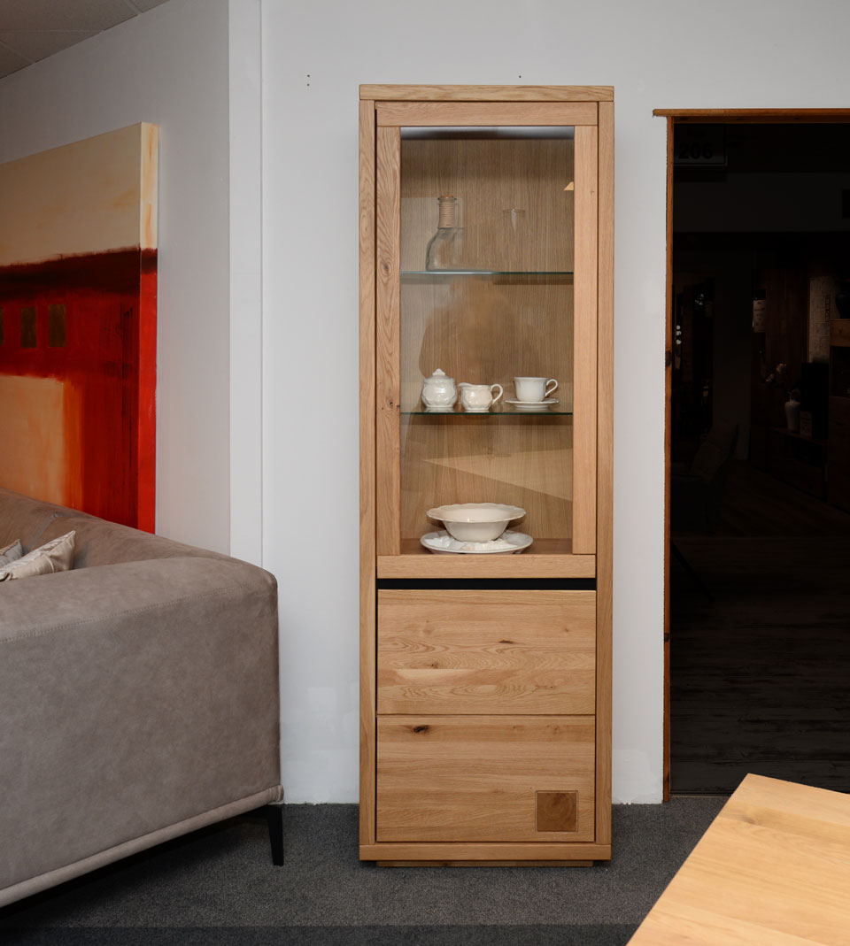 Wohnzimmerschränke Vitrine BRENENZ, Wildeiche massiv, Roheffekt geölt, schwarze und Hirnholz-Applikation