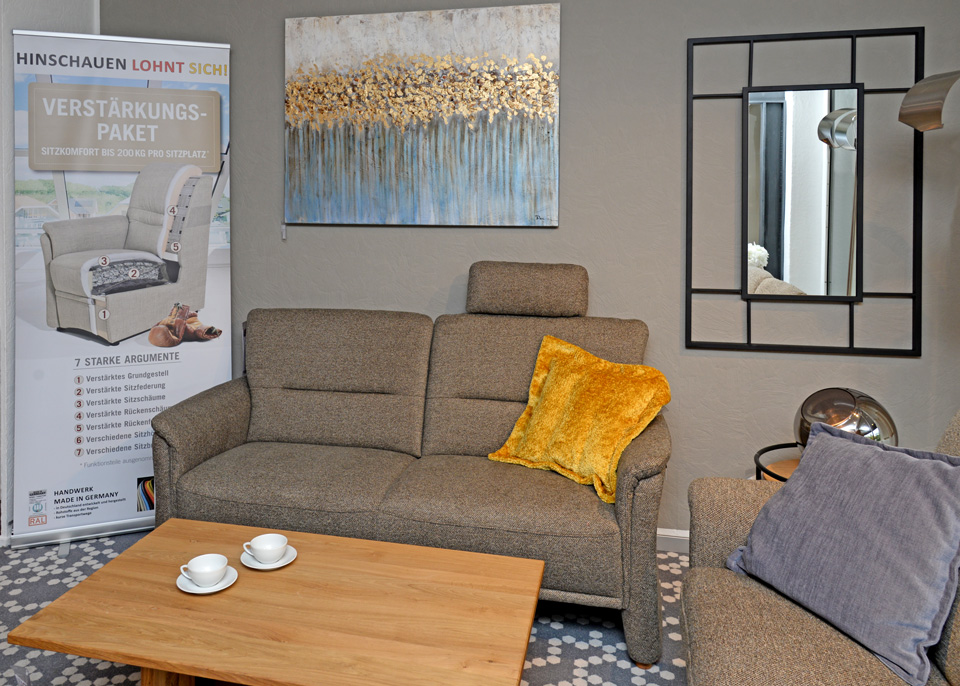 Sofa LINDA, 2,5-Sitzer mit Federkern gepolstert, 5 verschiedene Polsterungen möglich Sofa LINDA, 2,5-Sitzer mit Federkern gepolstert, 5 verschiedene Polsterungen möglich