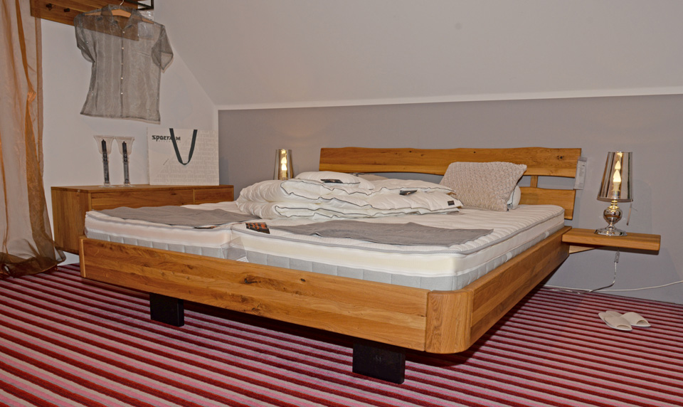 Schlafzimmermöbel Bett SYSTEMBETT, Doppelbett aus Massivholz mit Baumkanten Kopfteil, 2Ablagen Schlafzimmermöbel Bett SYSTEMBETT, Doppelbett aus Massivholz mit Baumkanten Kopfteil, 2Ablagen