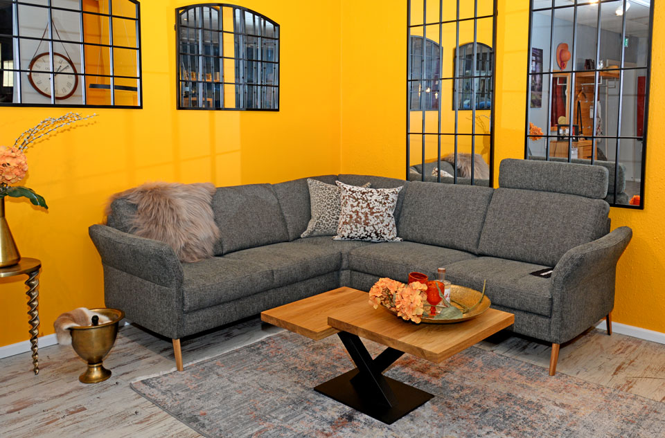 Sofa AZURIT, möglich mit 2 verschiedenen Sitztiefen, klappbare Armlehnen und motorischer Sitzvorzug