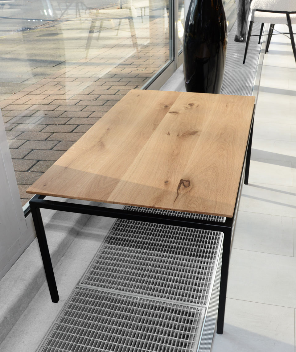 Couchtisch CHINON, Wildeiche massiv, Roheffekt geölt, Untergestell Metall, schwarz Couchtisch CHINON, Wildeiche massiv, Roheffekt geölt, Untergestell Metall, schwarz