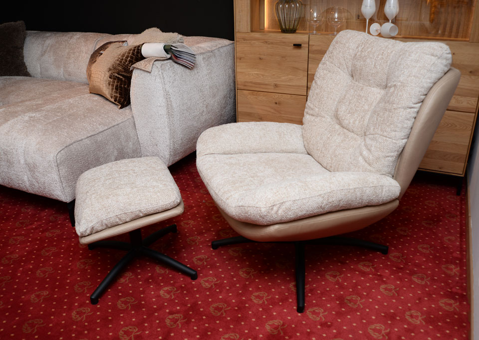 Sessel mit passendem Hocker MANITOBA, drehbar und mit Wippfunktion, die Rückseite ist anders bezogen