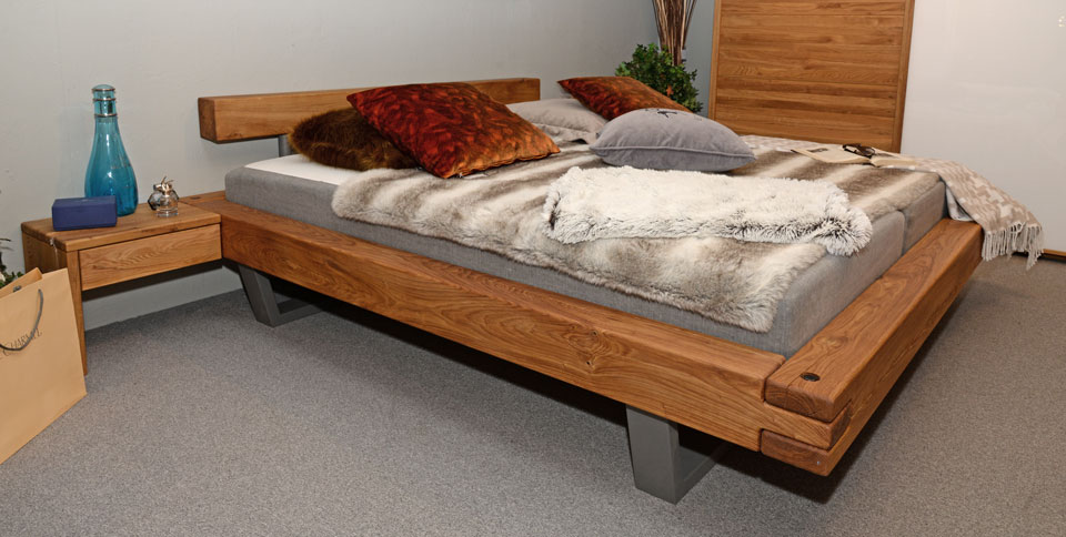 Doppelbett QUADRO 1, Wildeiche massiv, natur geölt, auf Schwebekufen aus grauem Metall Doppelbett QUADRO 1, Wildeiche massiv, natur geölt, auf Schwebekufen aus grauem Metall