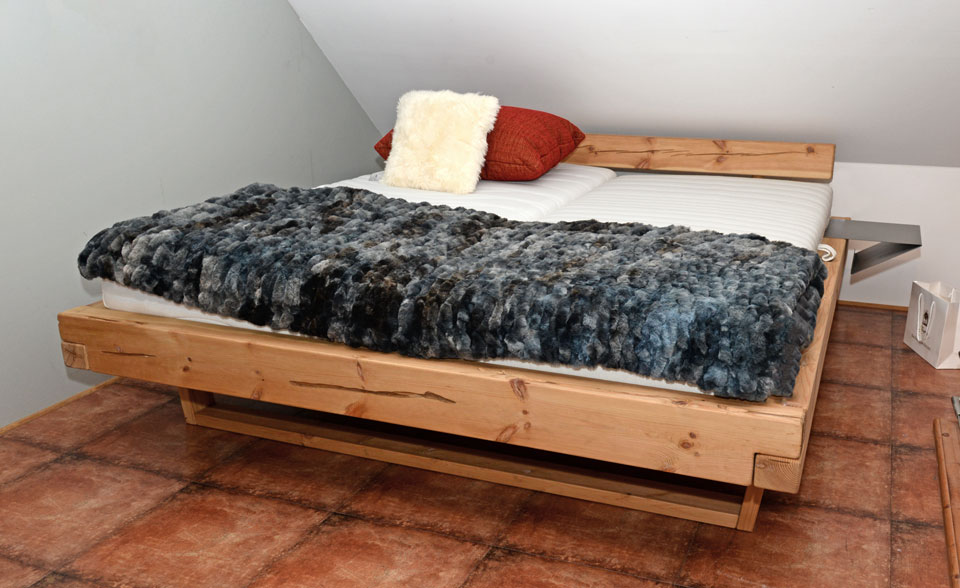 Doppelbett QUADRO 4, Kiefer massiv, gelaugt, geölt, auf Schwebekufen aus Kiefer, Ablagekonsolen aus Metall