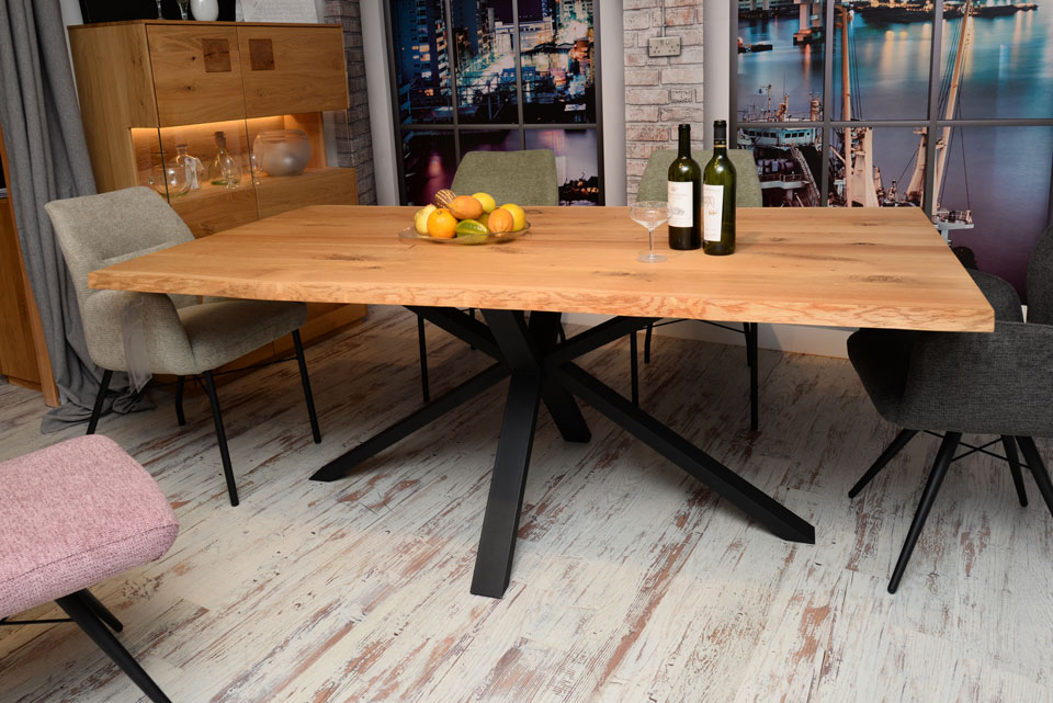 Esstisch SOLID + MALIN, Tischplatte aus massiver Ureiche, Untergestell aus schwarzem Metall Esstisch SOLID + MALIN, Tischplatte aus massiver Ureiche, Untergestell aus schwarzem Metall