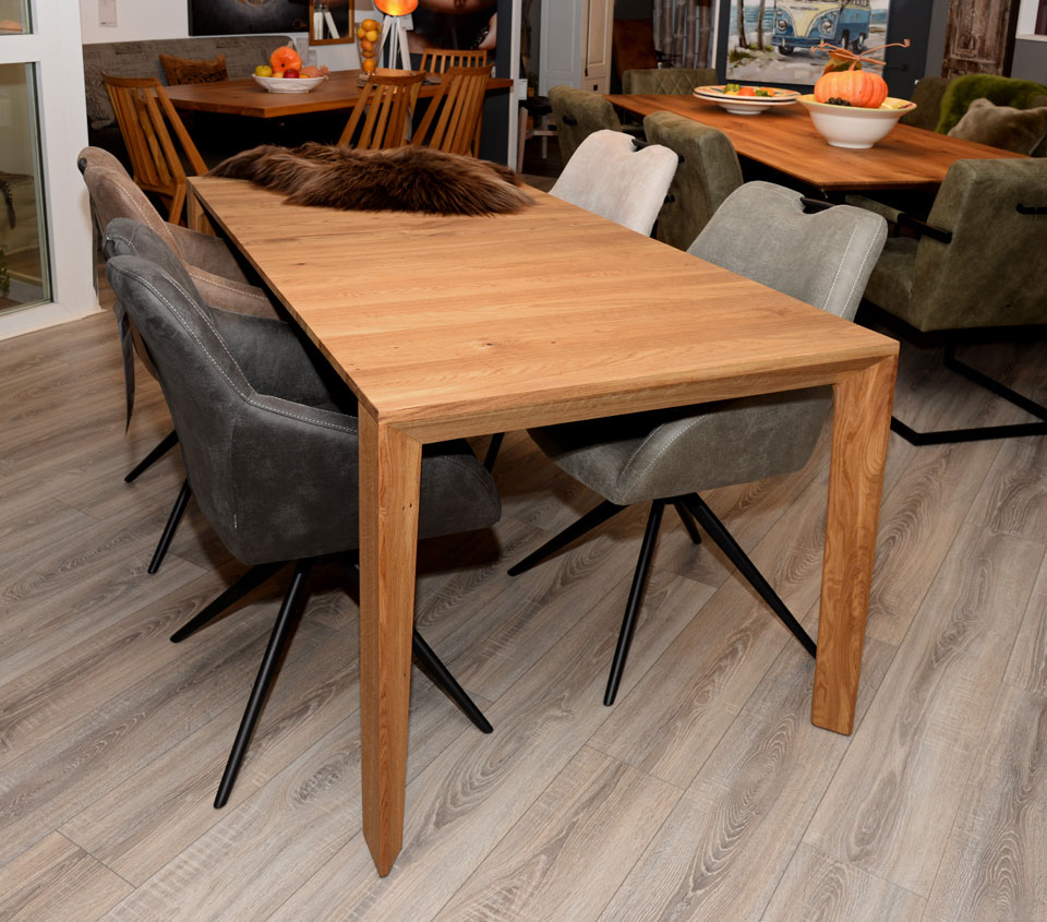 Esstisch SOLOTHURN, massive Wildeiche, Äste + Risse schwarz ausgekittet